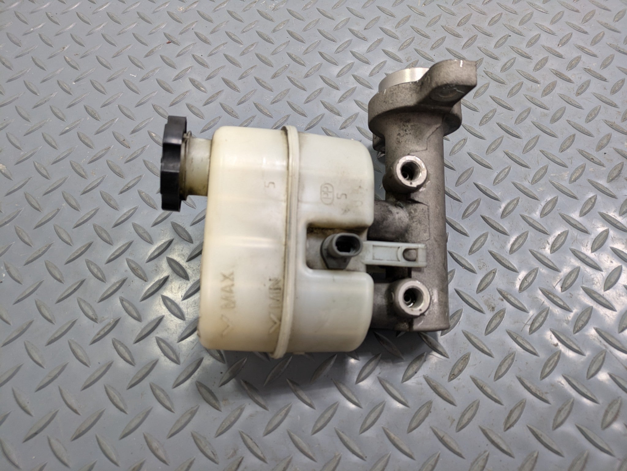 2010 - 2014 OEM CADILLAC ESCALADE ESV BRAKE MASTER CYLINDER RESERVOIR TANK