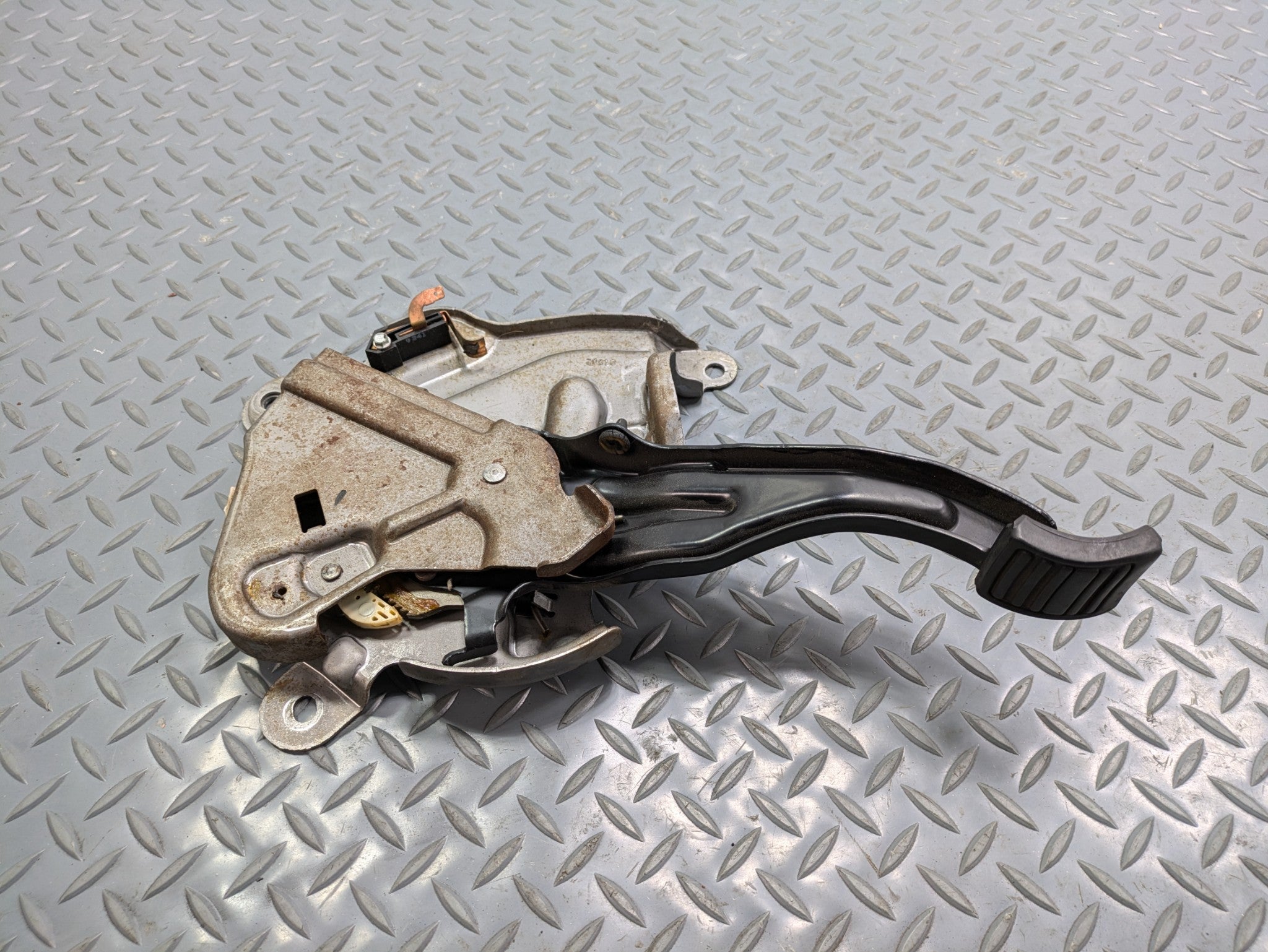 2010 - 2014 OEM CADILLAC ESCALADE ESV EMERGENCY PARKING BRAKE PEDAL ASSEMBLY