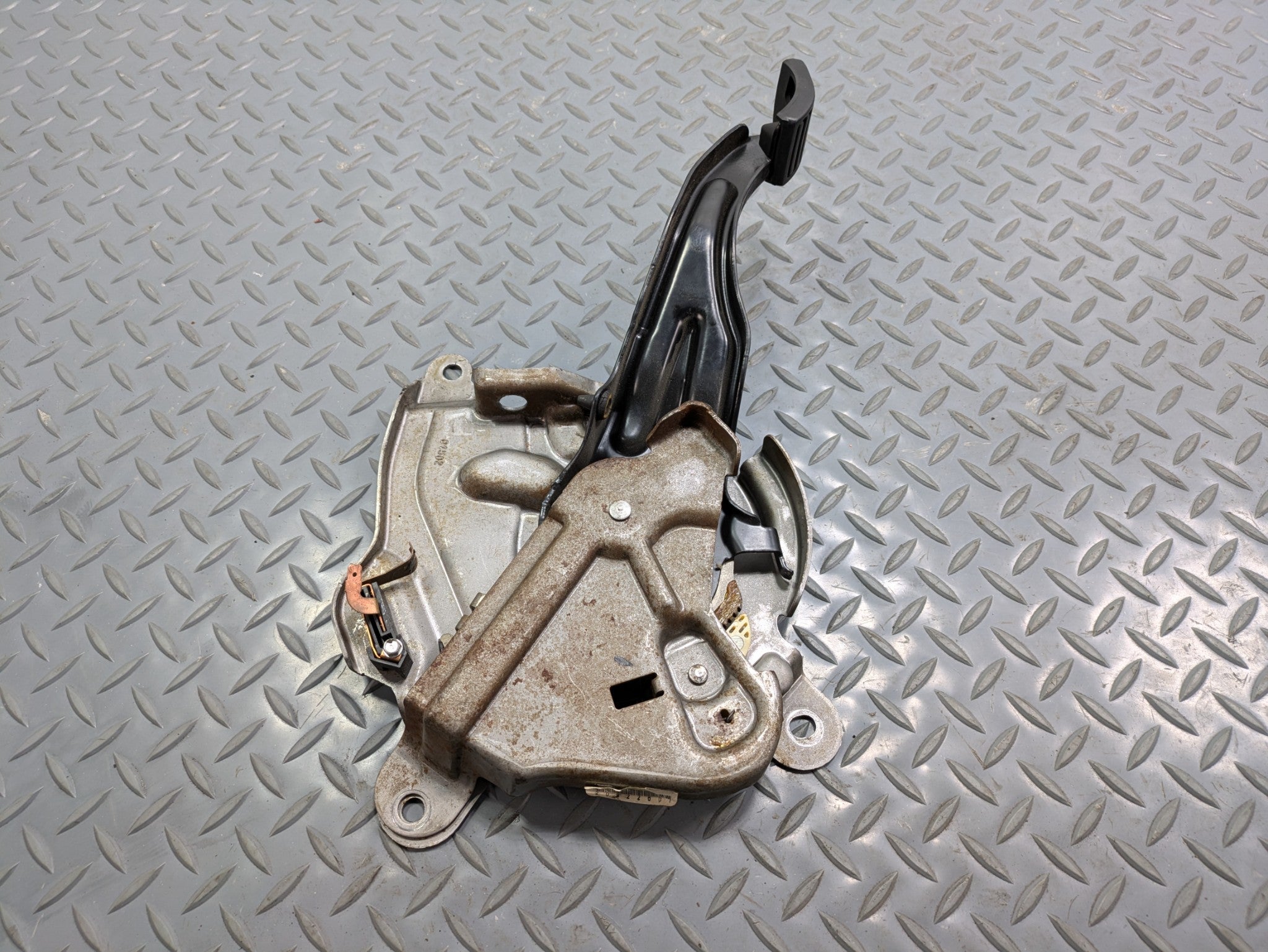 2010 - 2014 OEM CADILLAC ESCALADE ESV EMERGENCY PARKING BRAKE PEDAL ASSEMBLY