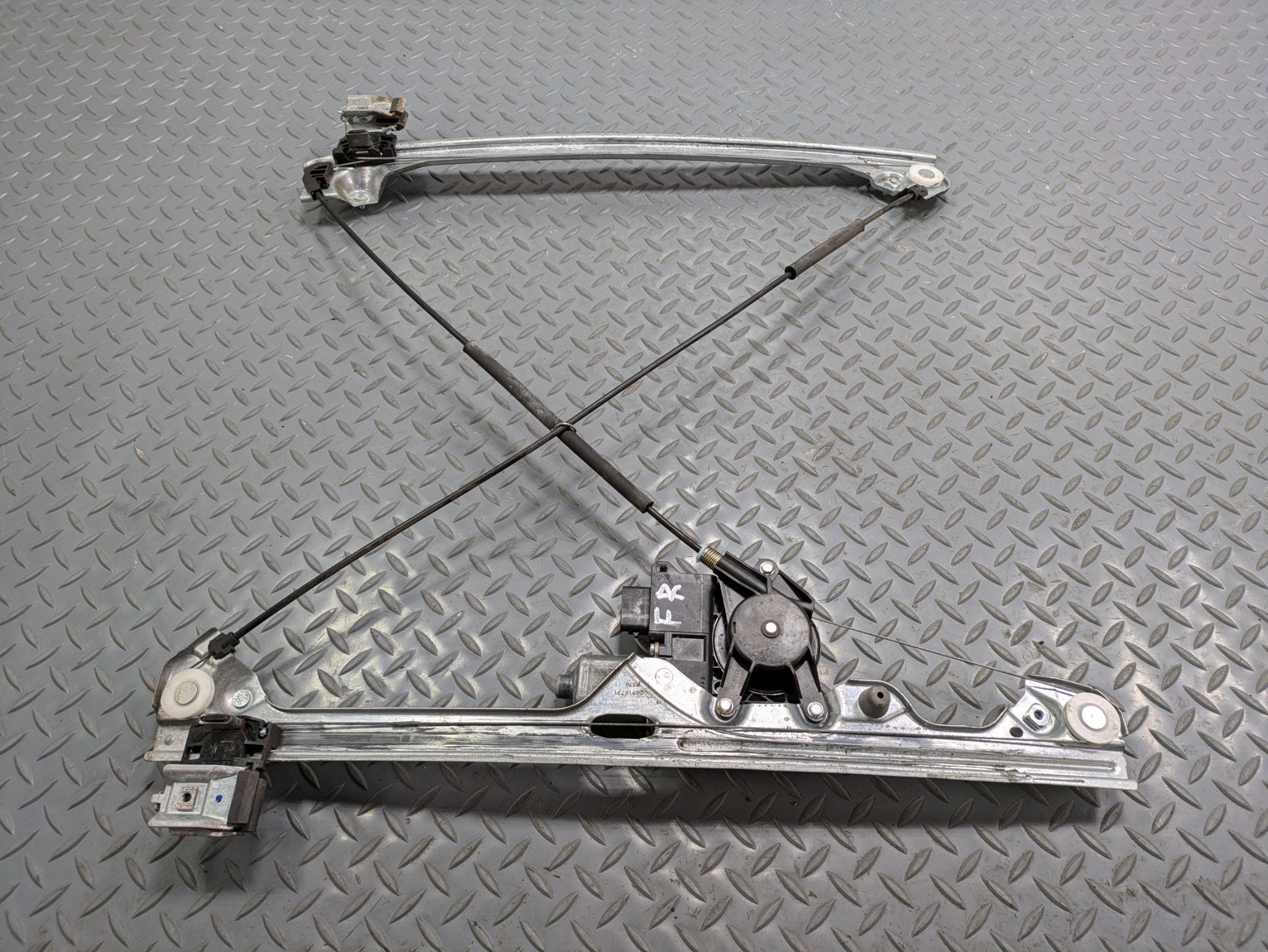 2010 - 2014 OEM CADILLAC ESCALADE ESV FRONT RIGHT SIDE DOOR REGULATOR WITH MOTOR