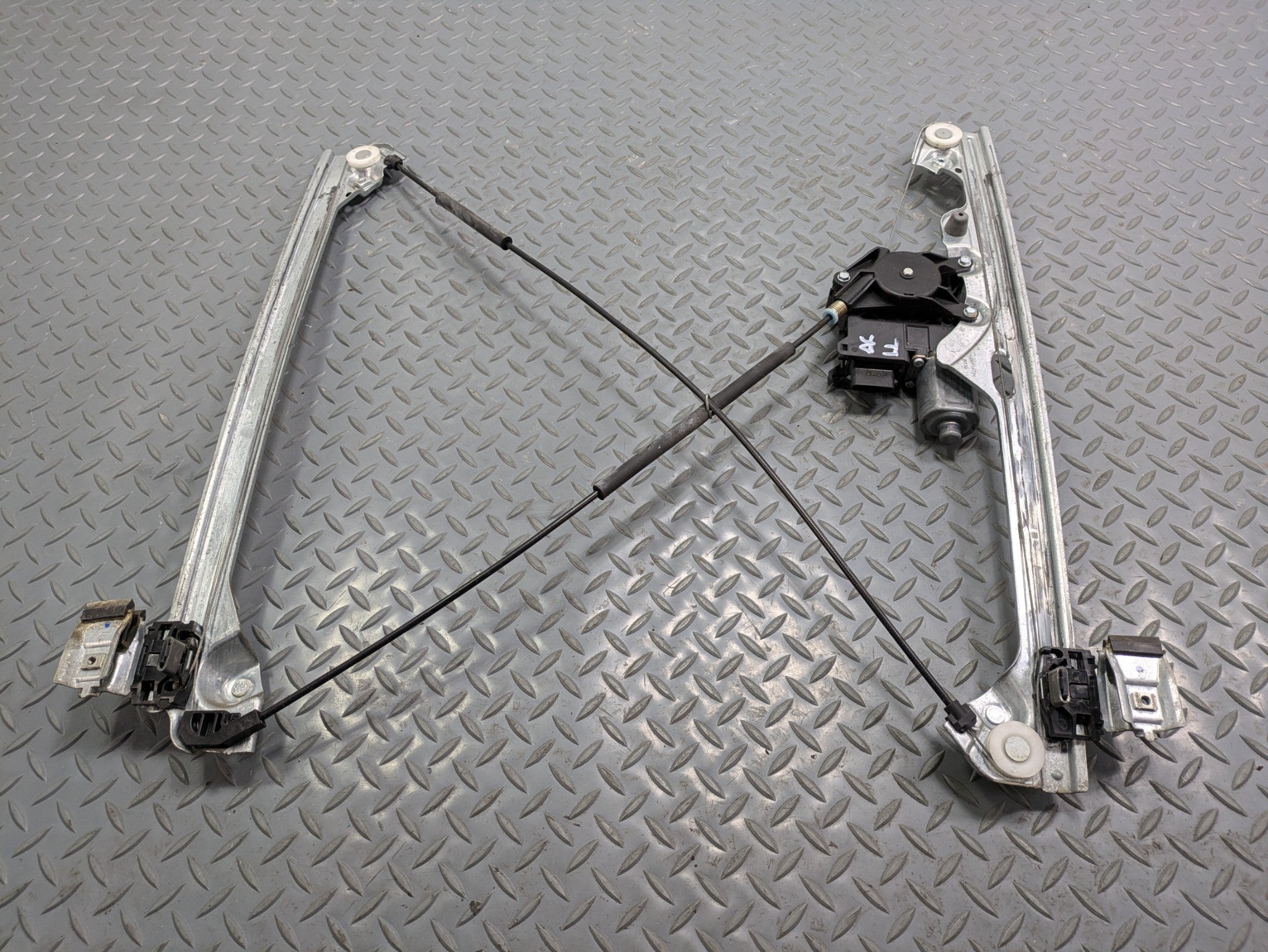 2010 - 2014 OEM CADILLAC ESCALADE ESV FRONT RIGHT SIDE DOOR REGULATOR WITH MOTOR