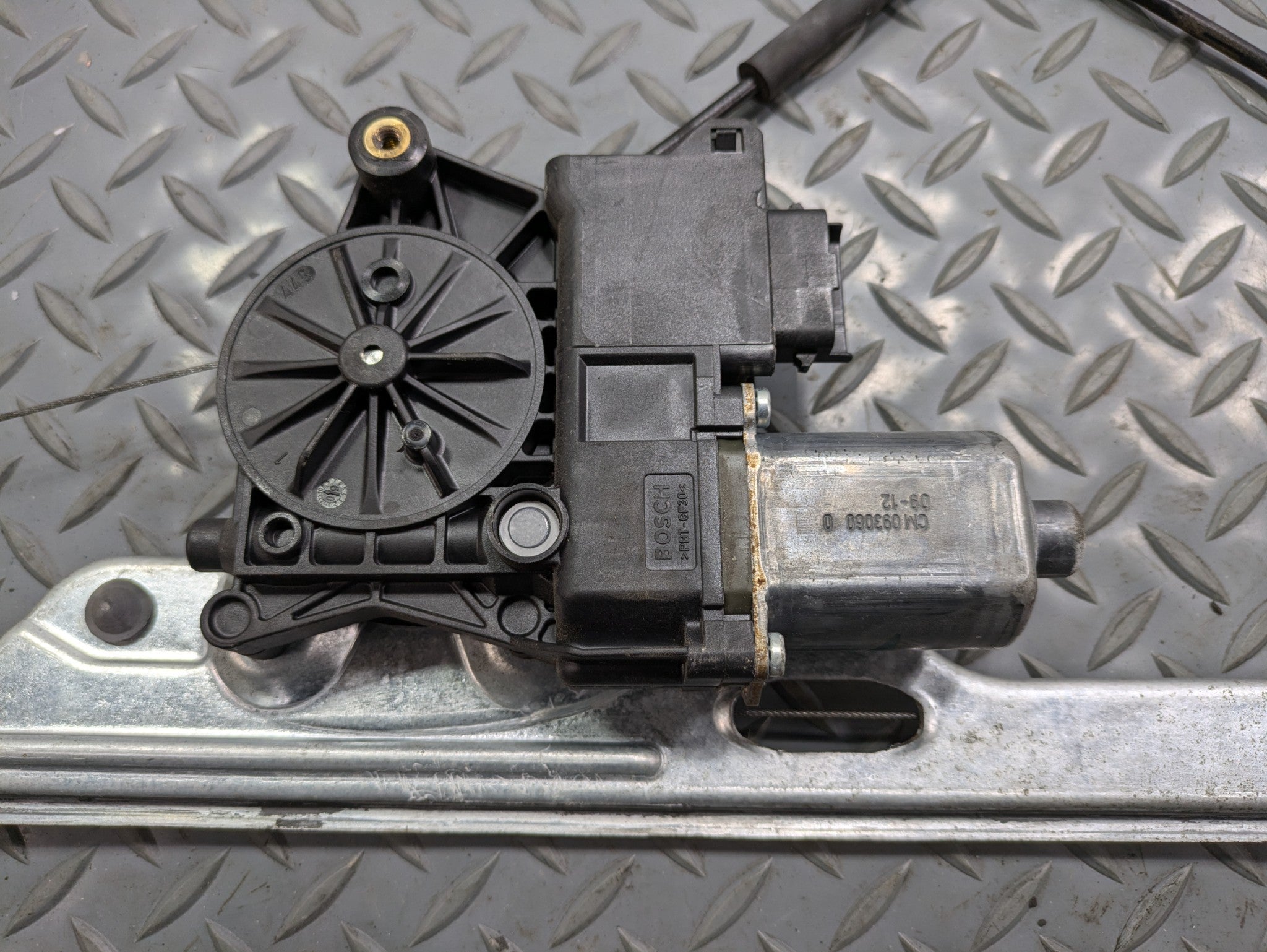 2010 - 2014 OEM CADILLAC ESCALADE ESV FRONT RIGHT SIDE DOOR REGULATOR WITH MOTOR