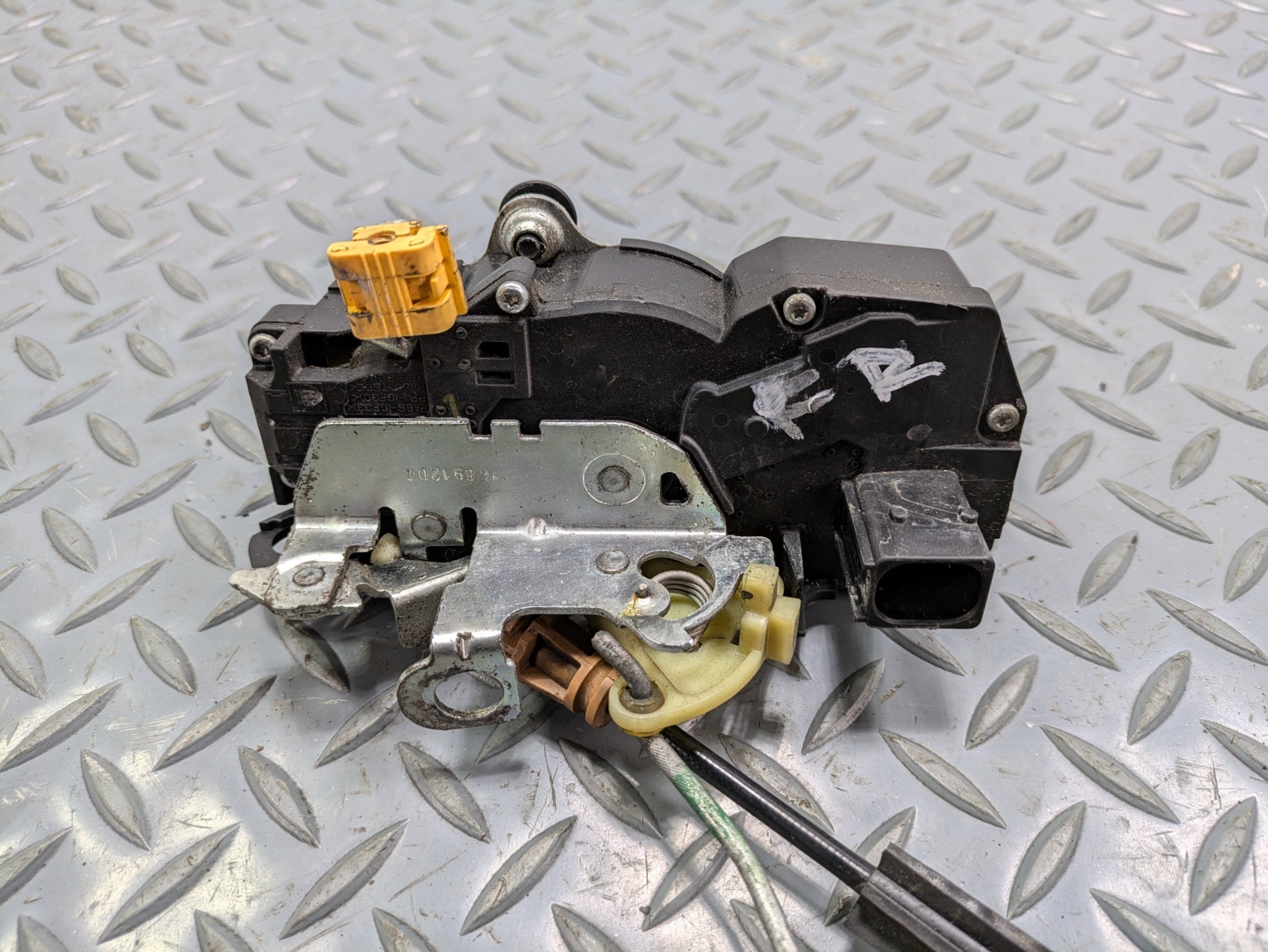 2010 - 2014 OEM CADILLAC ESCALADE ESV FRONT RIGHT PASSENGER SIDE DOOR LATCH LOCK