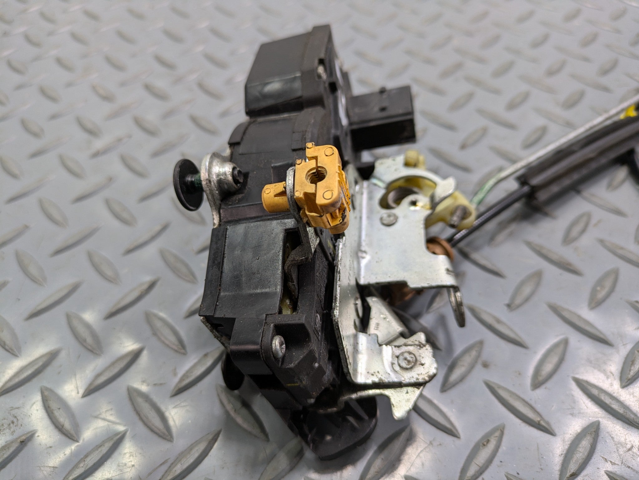 2010 - 2014 OEM CADILLAC ESCALADE ESV FRONT RIGHT PASSENGER SIDE DOOR LATCH LOCK
