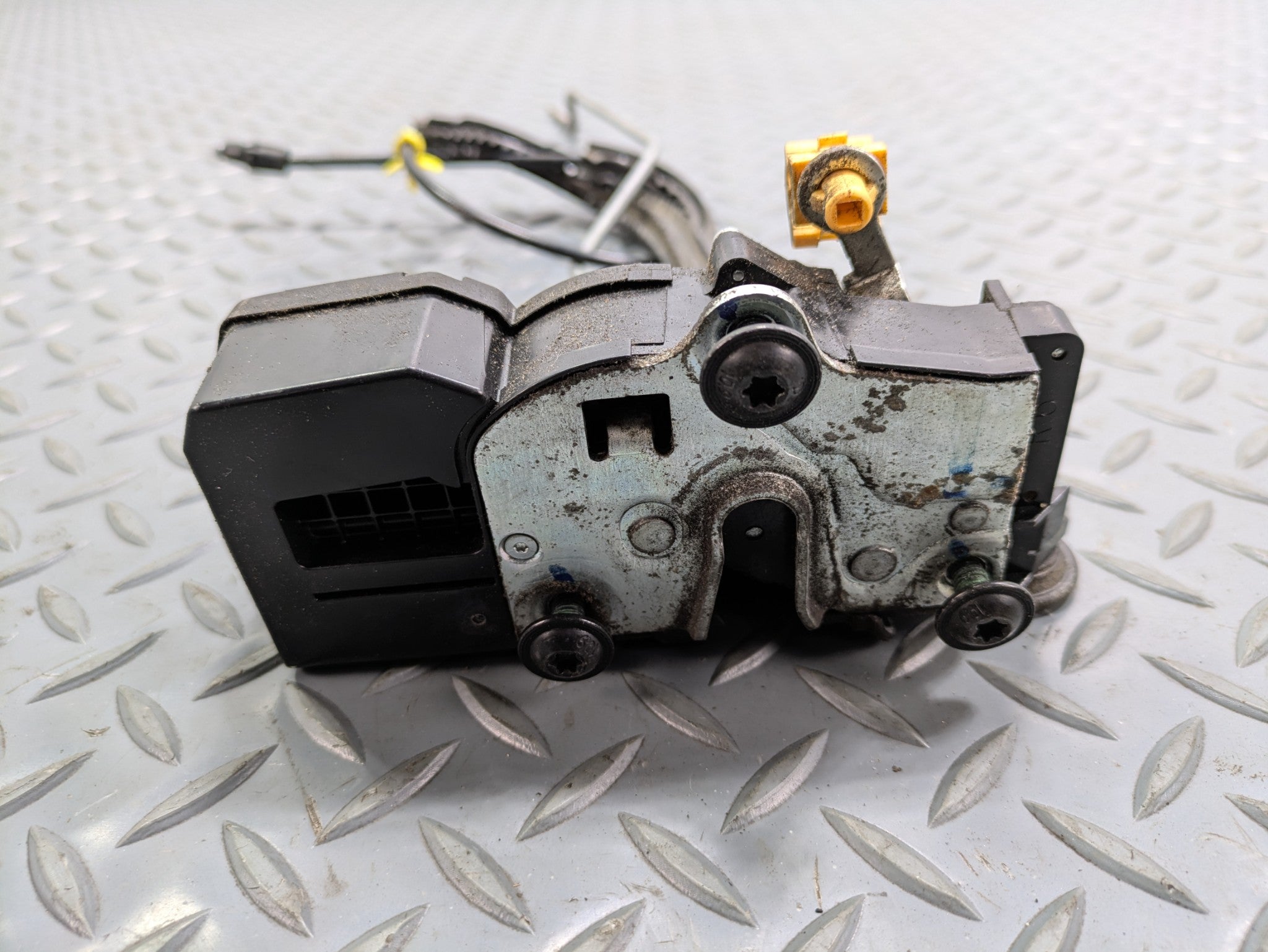 2010 - 2014 OEM CADILLAC ESCALADE ESV REAR RIGHT PASSENGER SIDE DOOR LATCH LOCK