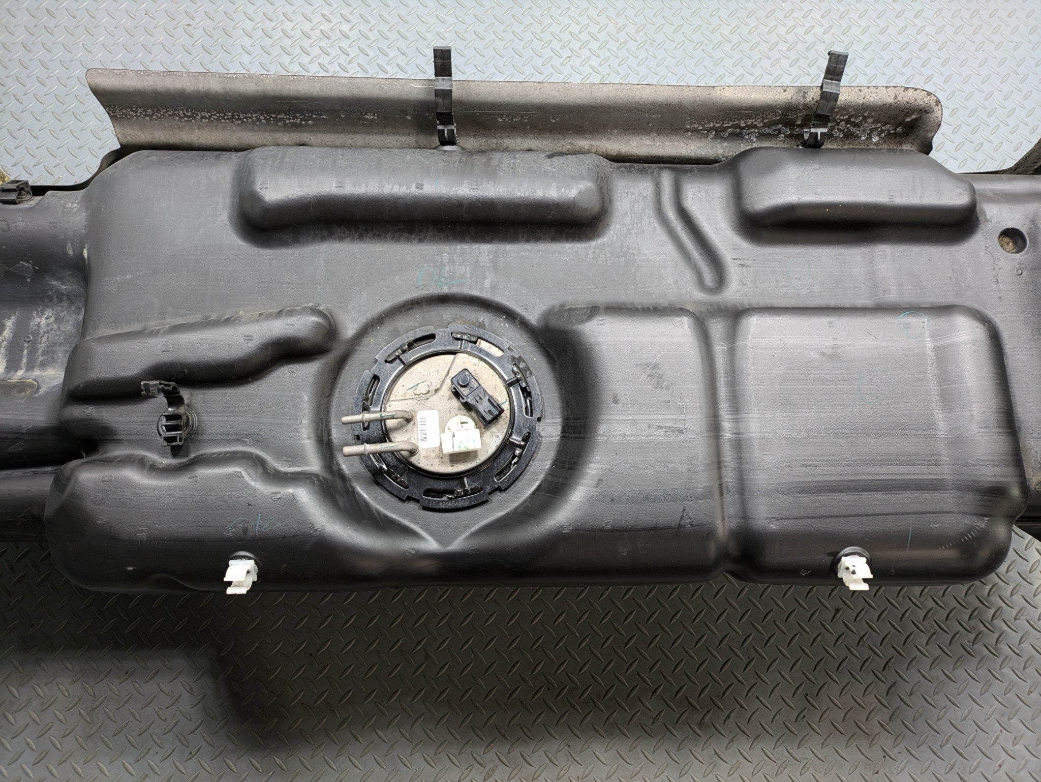 2010 - 2014 OEM CADILLAC ESCALADE ESV FUEL TANK RESERVOIR ASSEMBLY