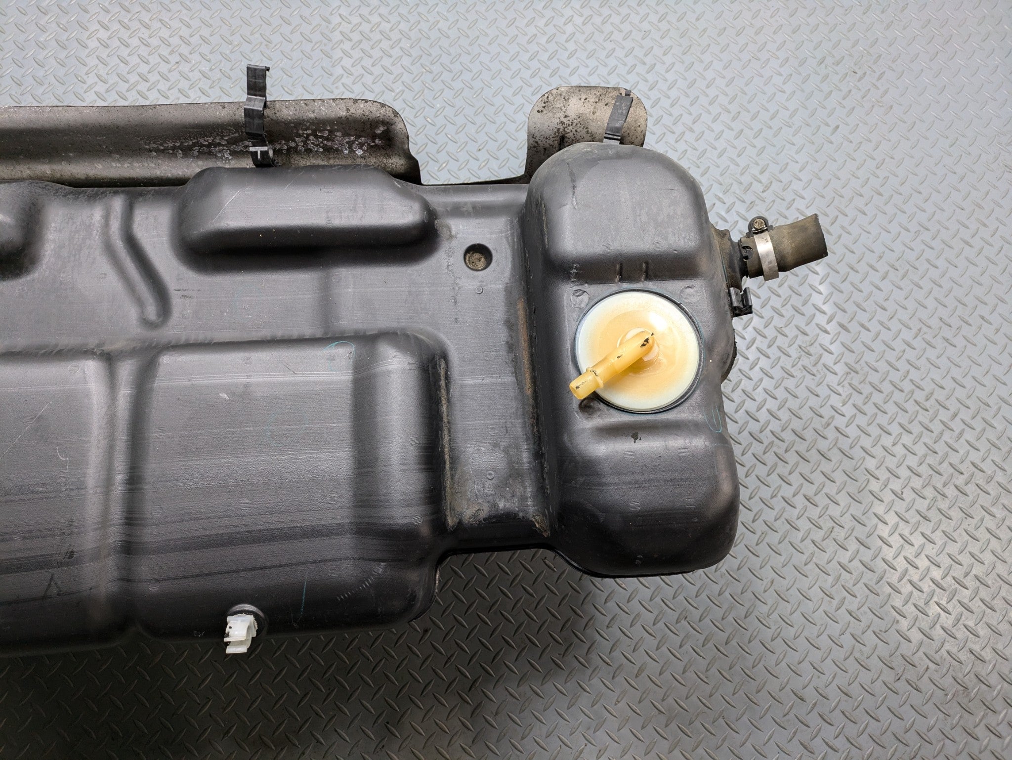 2010 - 2014 OEM CADILLAC ESCALADE ESV FUEL TANK RESERVOIR ASSEMBLY