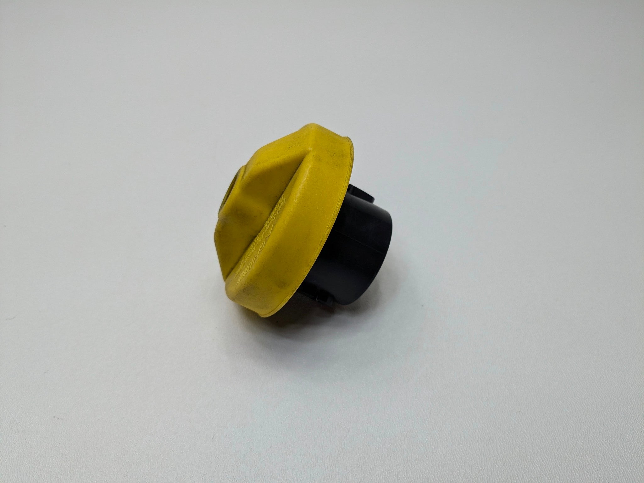 2010 - 2014 OEM CADILLAC ESCALADE ESV FUEL GAS TANK FILLER CAP ASSEMBLY