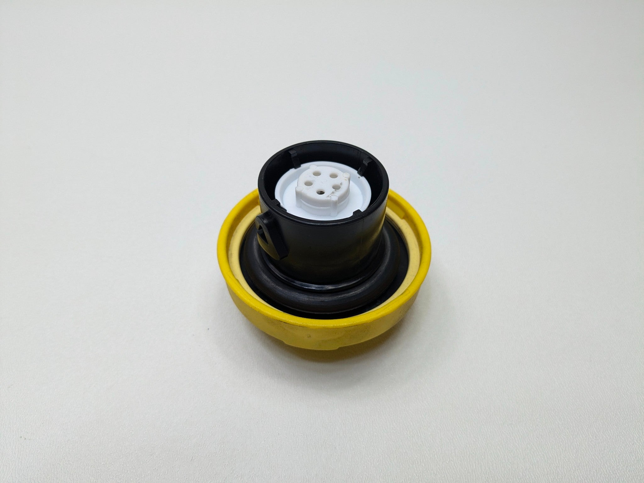 2010 - 2014 OEM CADILLAC ESCALADE ESV FUEL GAS TANK FILLER CAP ASSEMBLY