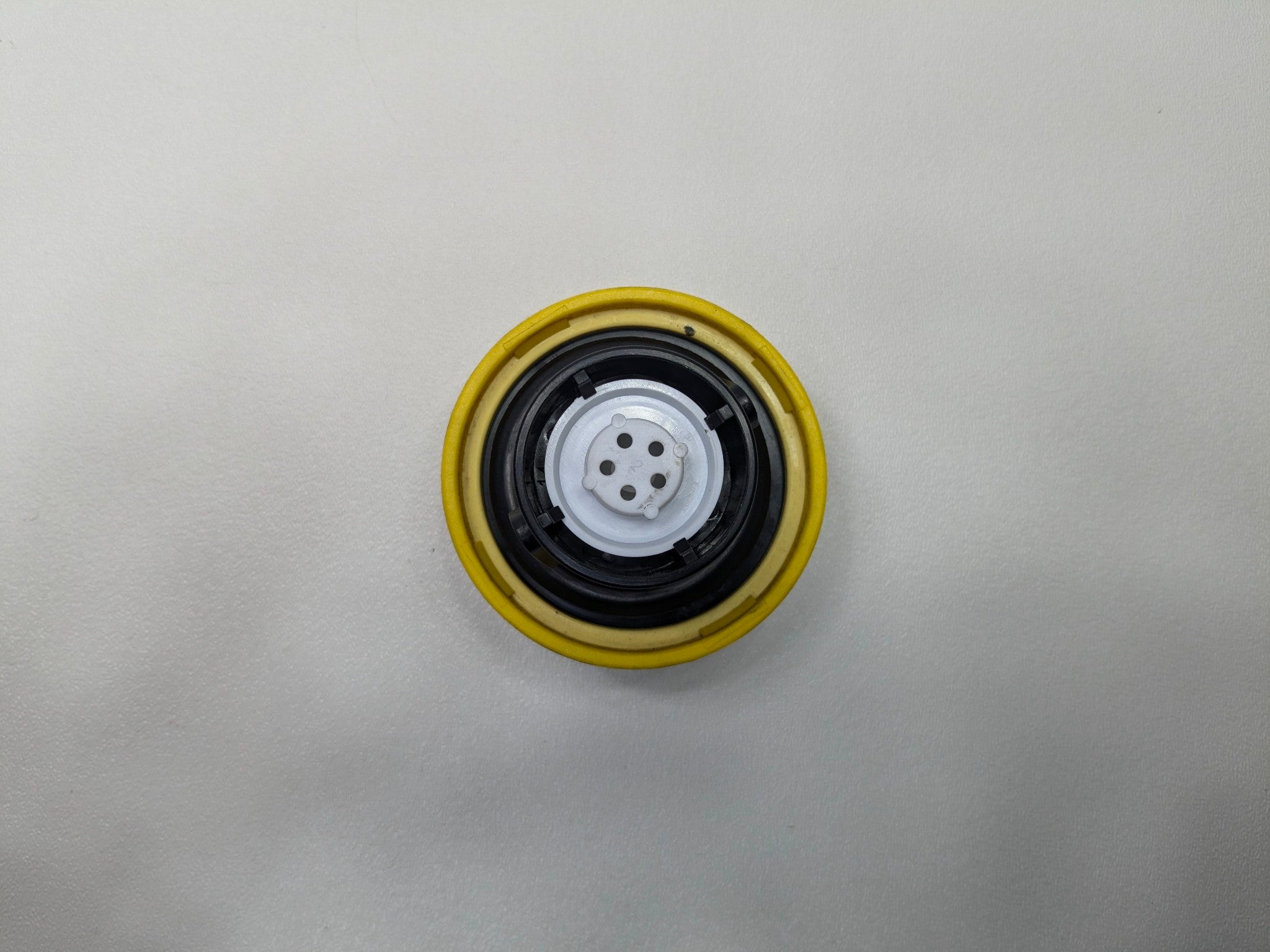 2010 - 2014 OEM CADILLAC ESCALADE ESV FUEL GAS TANK FILLER CAP ASSEMBLY