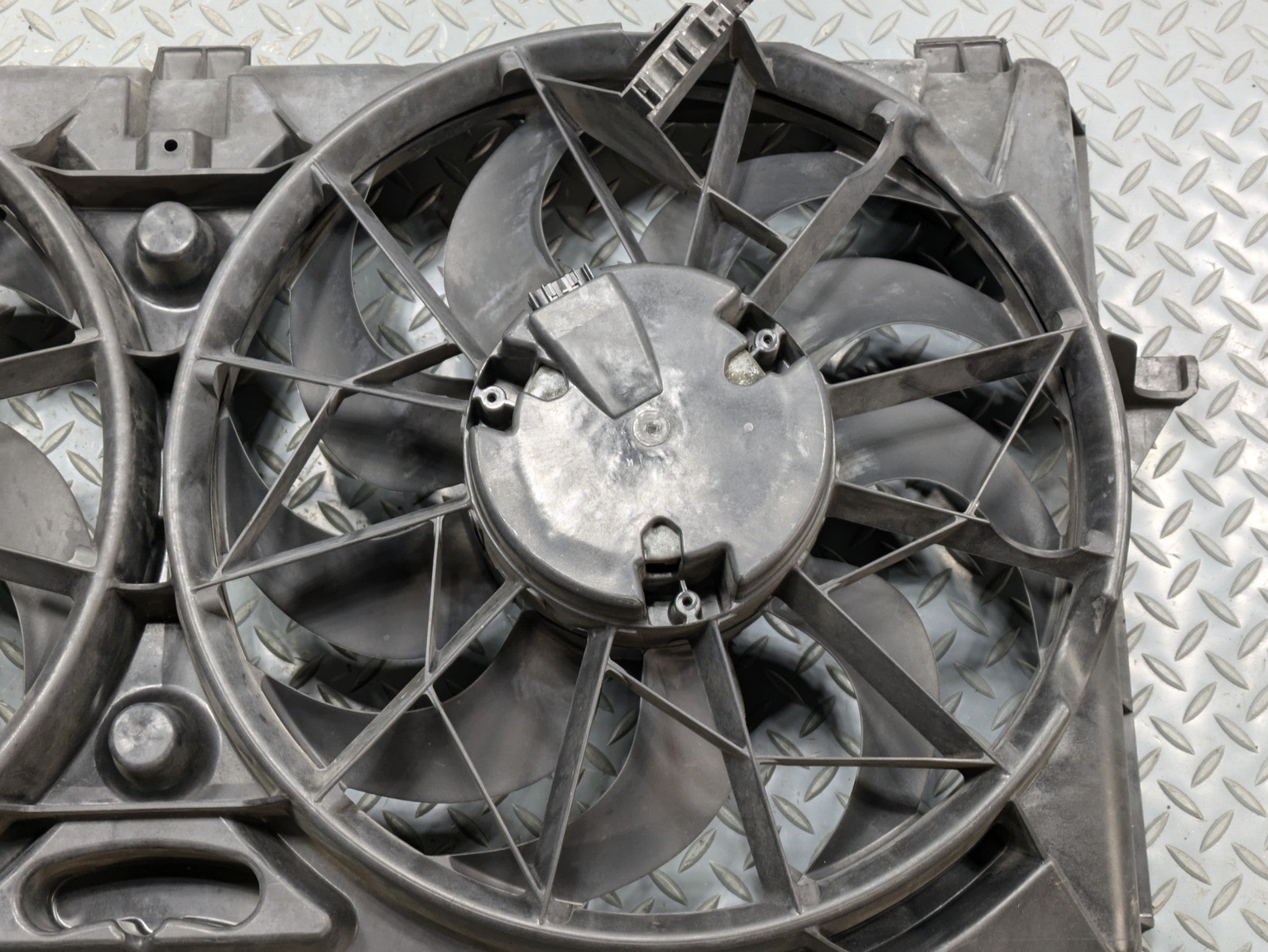 10 - 14 OEM CADILLAC ESCALADE ESV DUAL RADIATOR ELECTRIC COOLING MOTOR WITH FAN