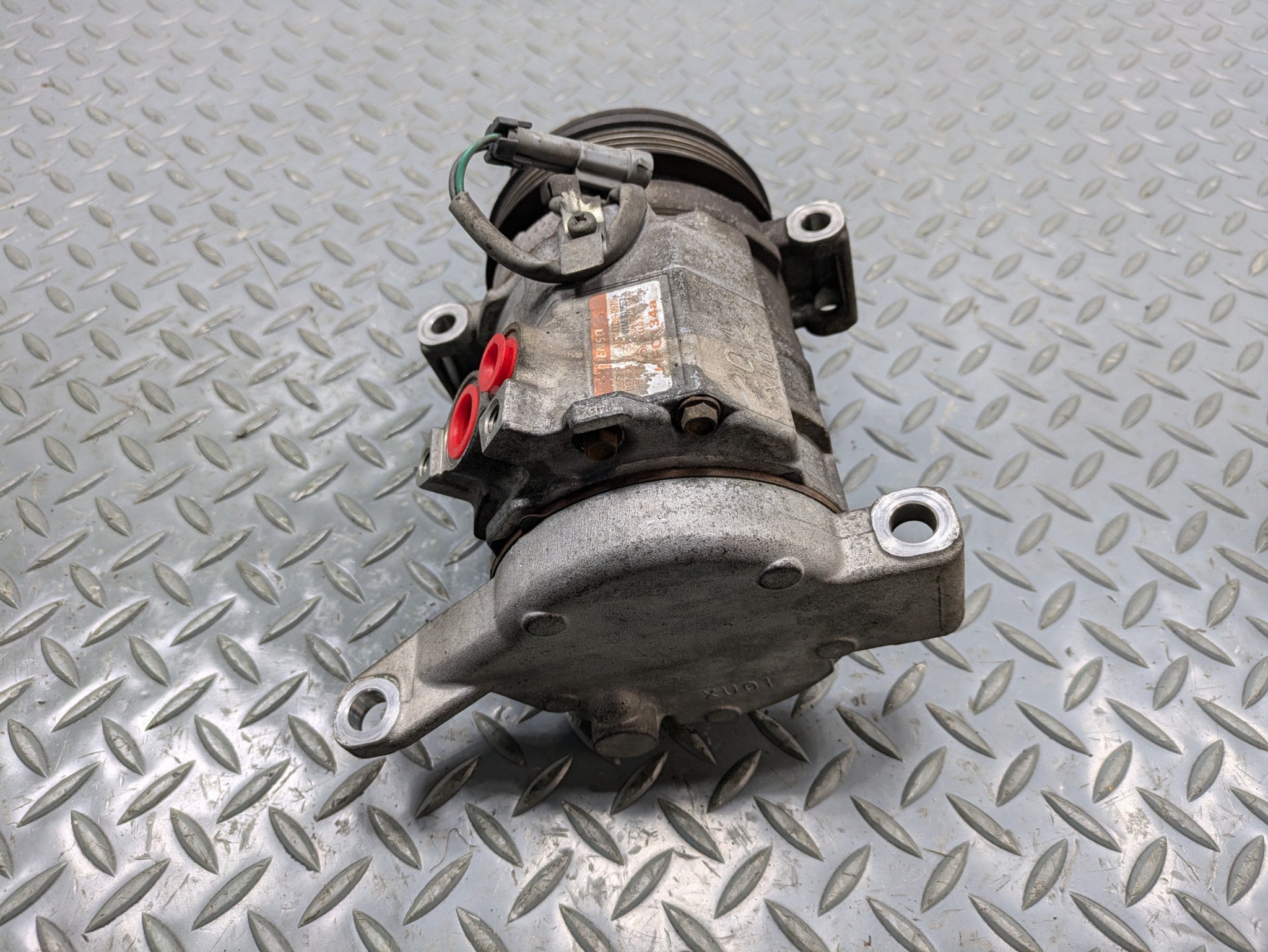 2010 - 2014 OEM CADILLAC ESCALADE ESV AIR CONDITIONING AC COMPRESSOR ASSEMBLY