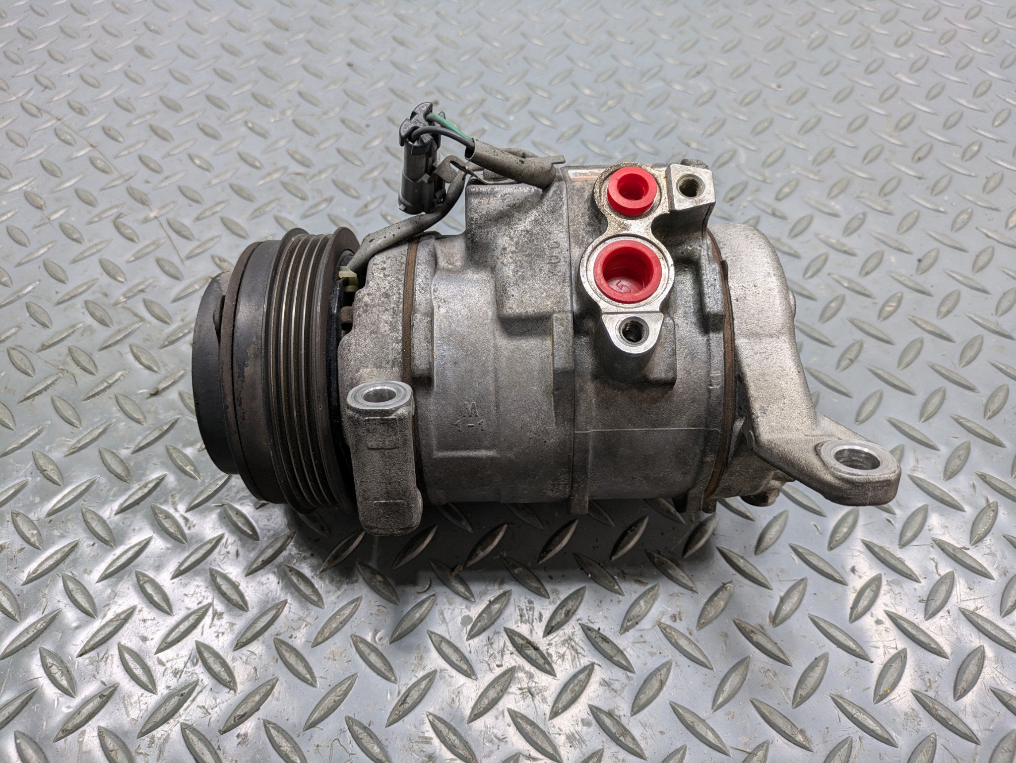 2010 - 2014 OEM CADILLAC ESCALADE ESV AIR CONDITIONING AC COMPRESSOR ASSEMBLY