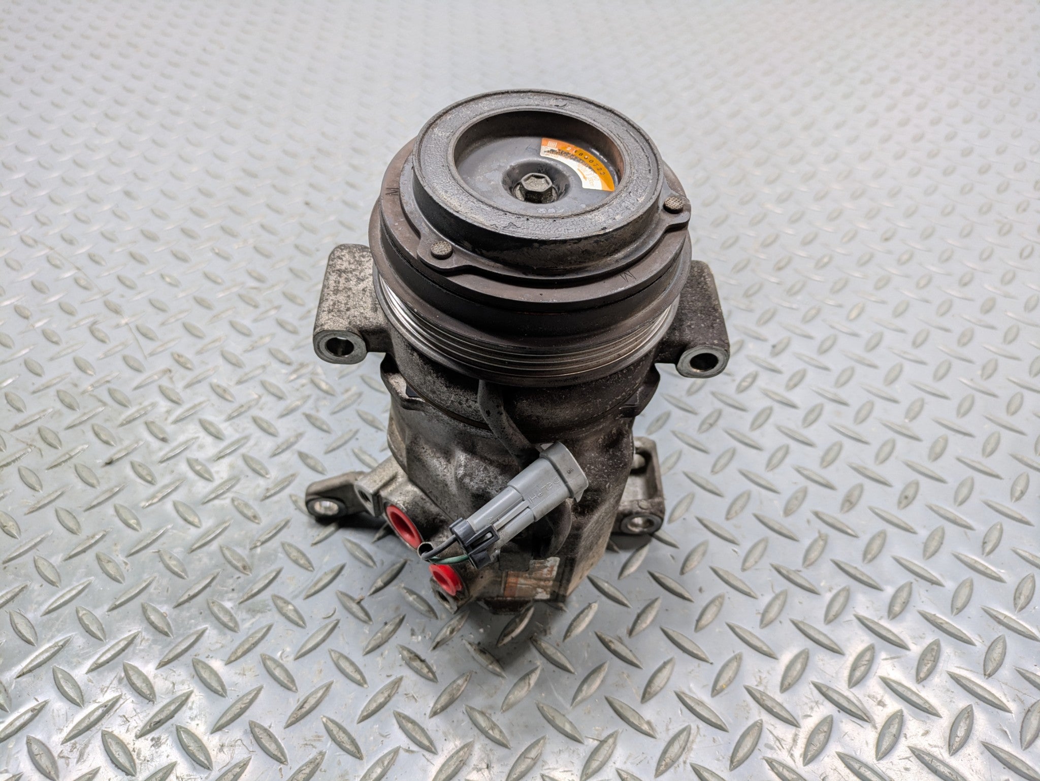 2010 - 2014 OEM CADILLAC ESCALADE ESV AIR CONDITIONING AC COMPRESSOR ASSEMBLY