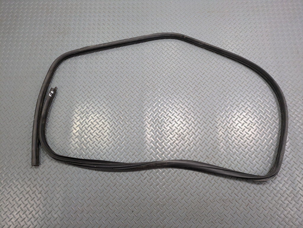 10 - 14 OEM CADILLAC ESCALADE ESV FRONT RIGHT SIDE WEATHER STRIPPING DOOR SEAL
