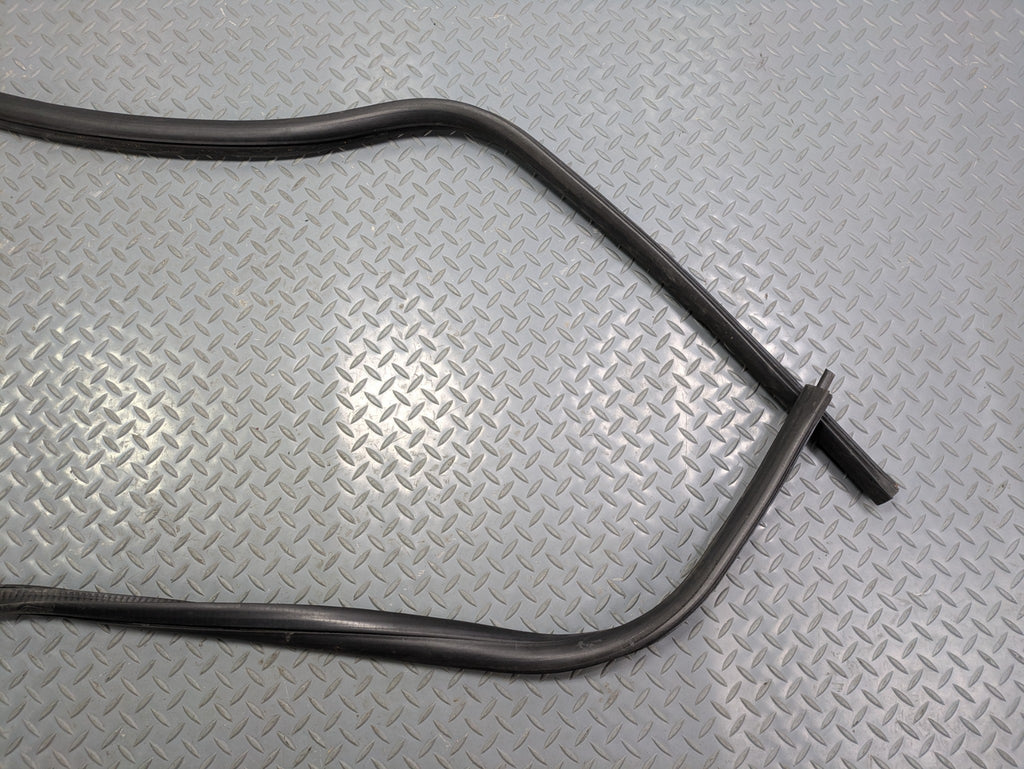 10 - 14 OEM CADILLAC ESCALADE ESV FRONT RIGHT SIDE WEATHER STRIPPING DOOR SEAL