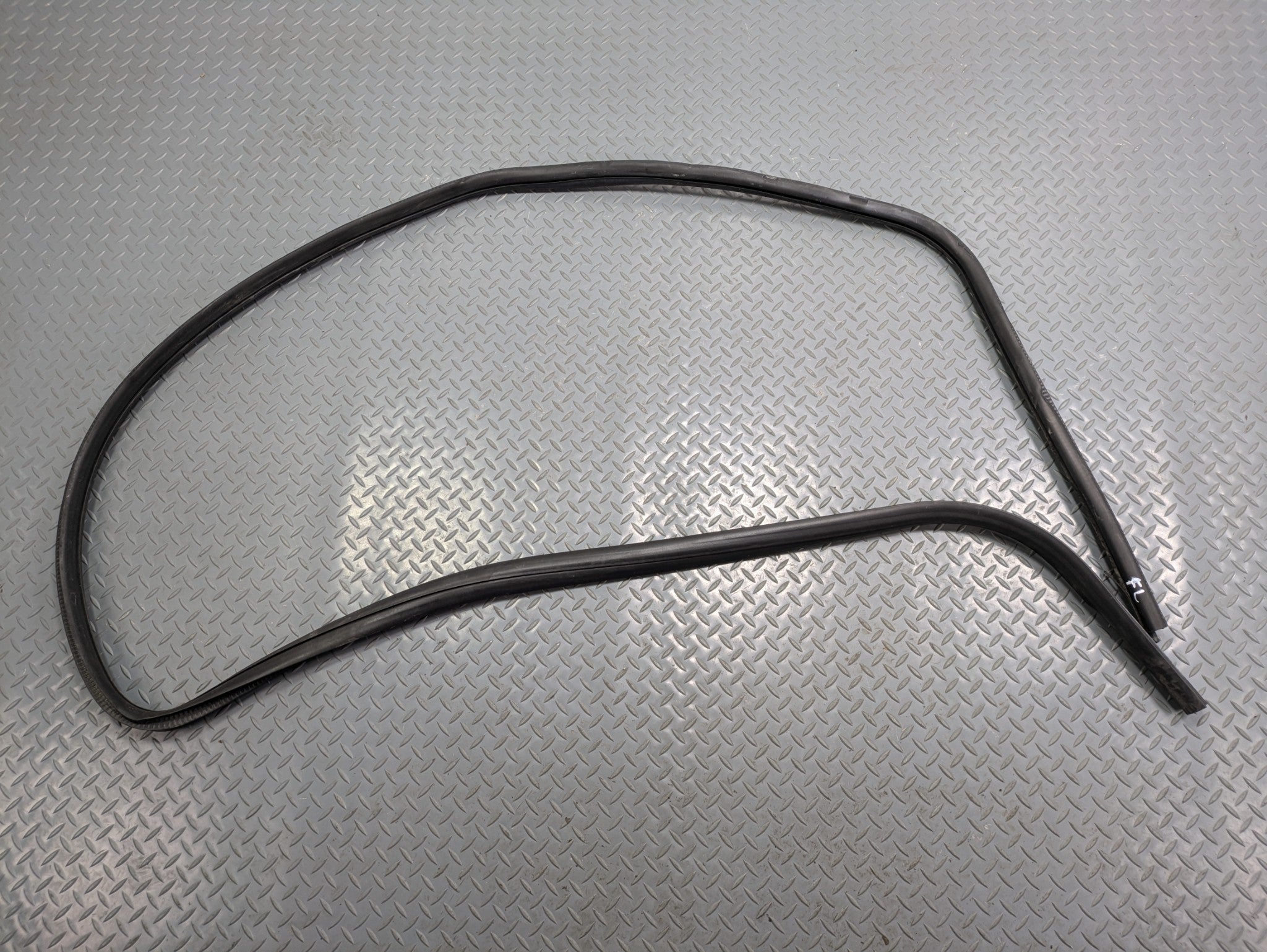 10 - 14 OEM CADILLAC ESCALADE ESV FRONT LEFT SIDE WEATHER STRIPPING DOOR SEAL