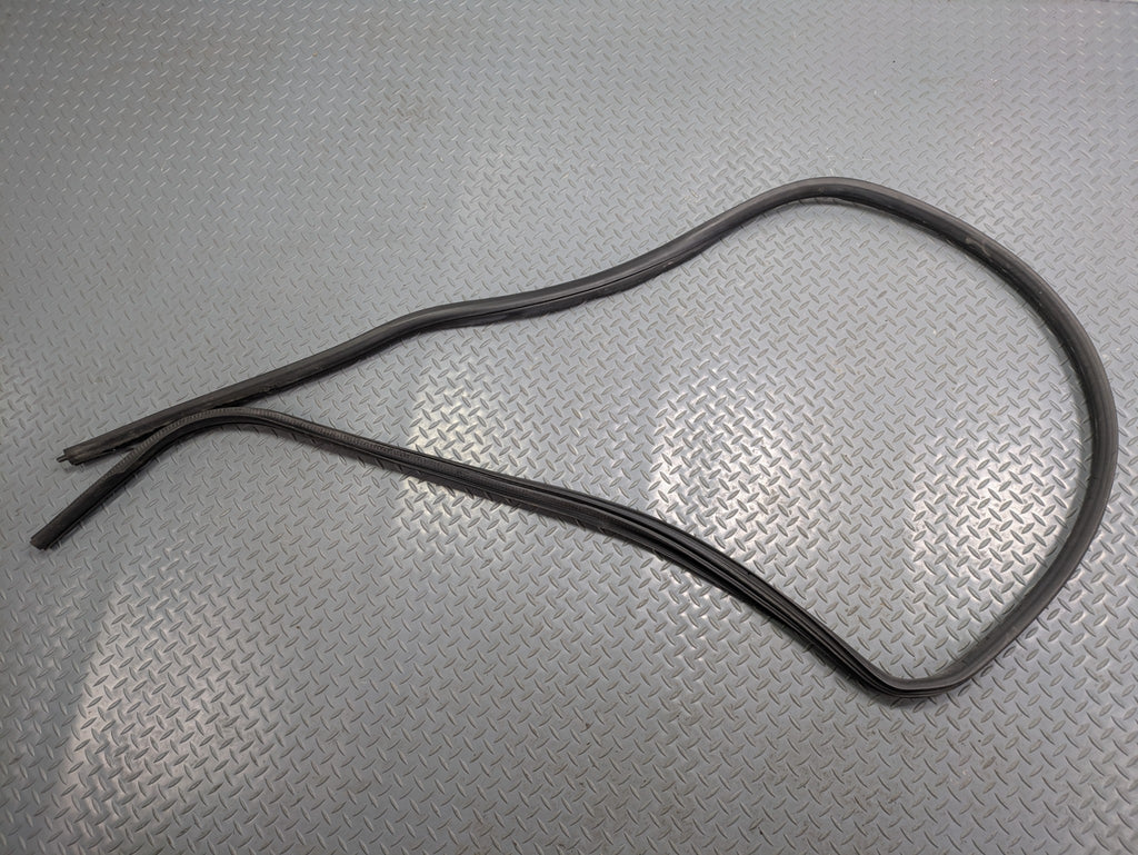 10 - 14 OEM CADILLAC ESCALADE ESV FRONT LEFT SIDE WEATHER STRIPPING DOOR SEAL