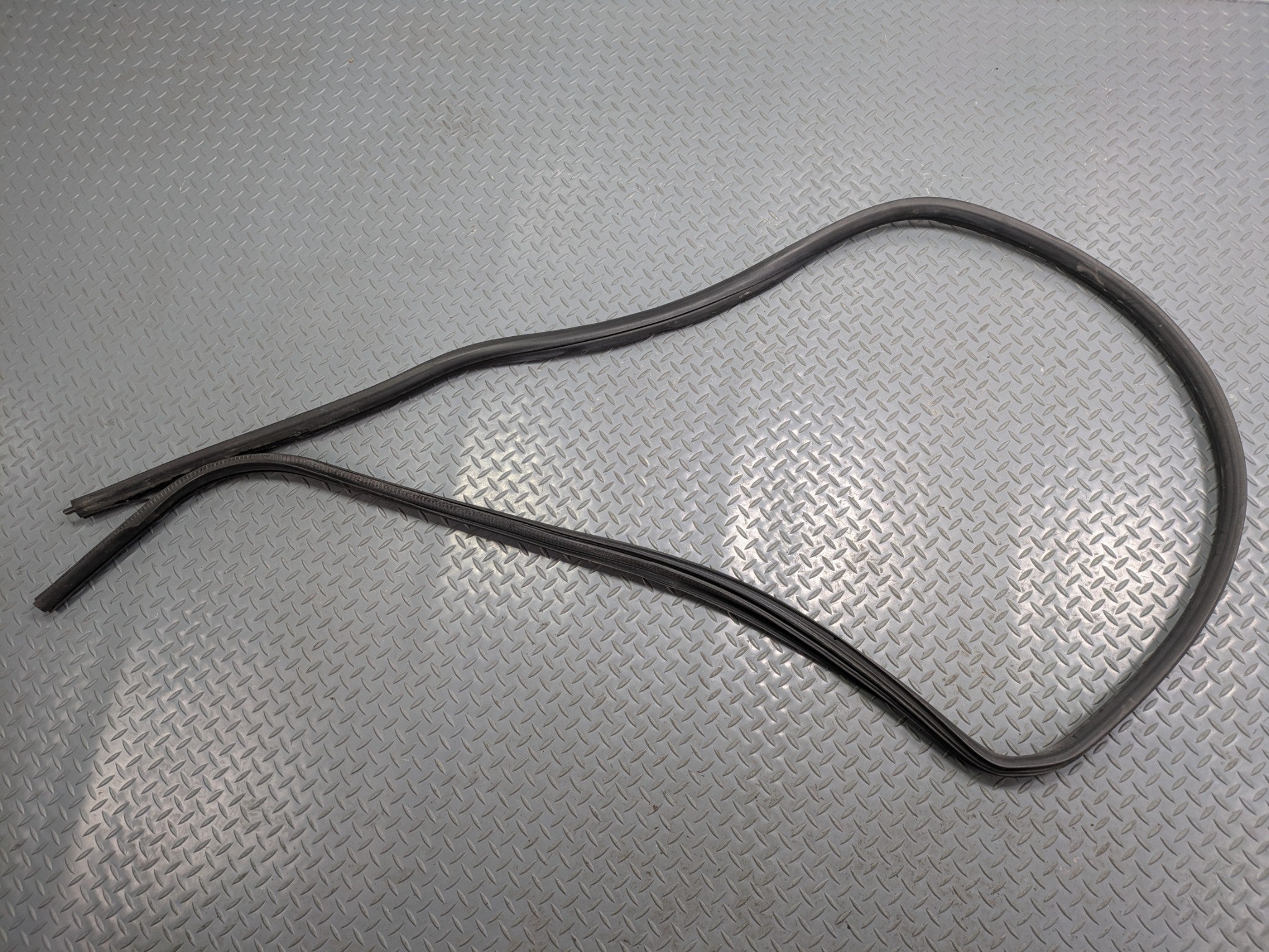 10 - 14 OEM CADILLAC ESCALADE ESV FRONT LEFT SIDE WEATHER STRIPPING DOOR SEAL