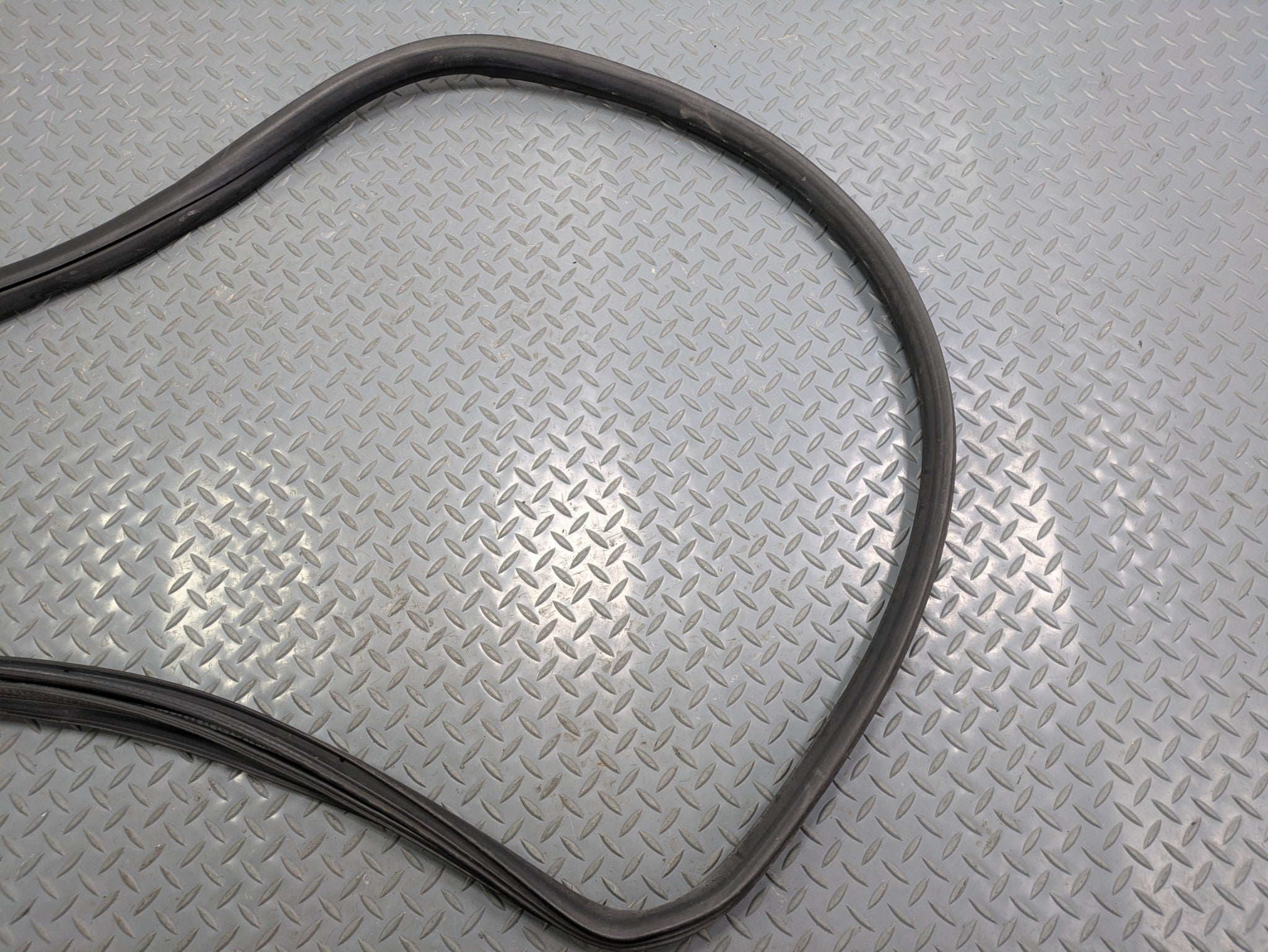 10 - 14 OEM CADILLAC ESCALADE ESV FRONT LEFT SIDE WEATHER STRIPPING DOOR SEAL