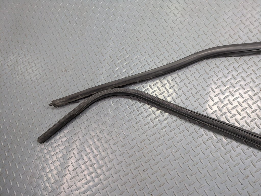 10 - 14 OEM CADILLAC ESCALADE ESV FRONT LEFT SIDE WEATHER STRIPPING DOOR SEAL