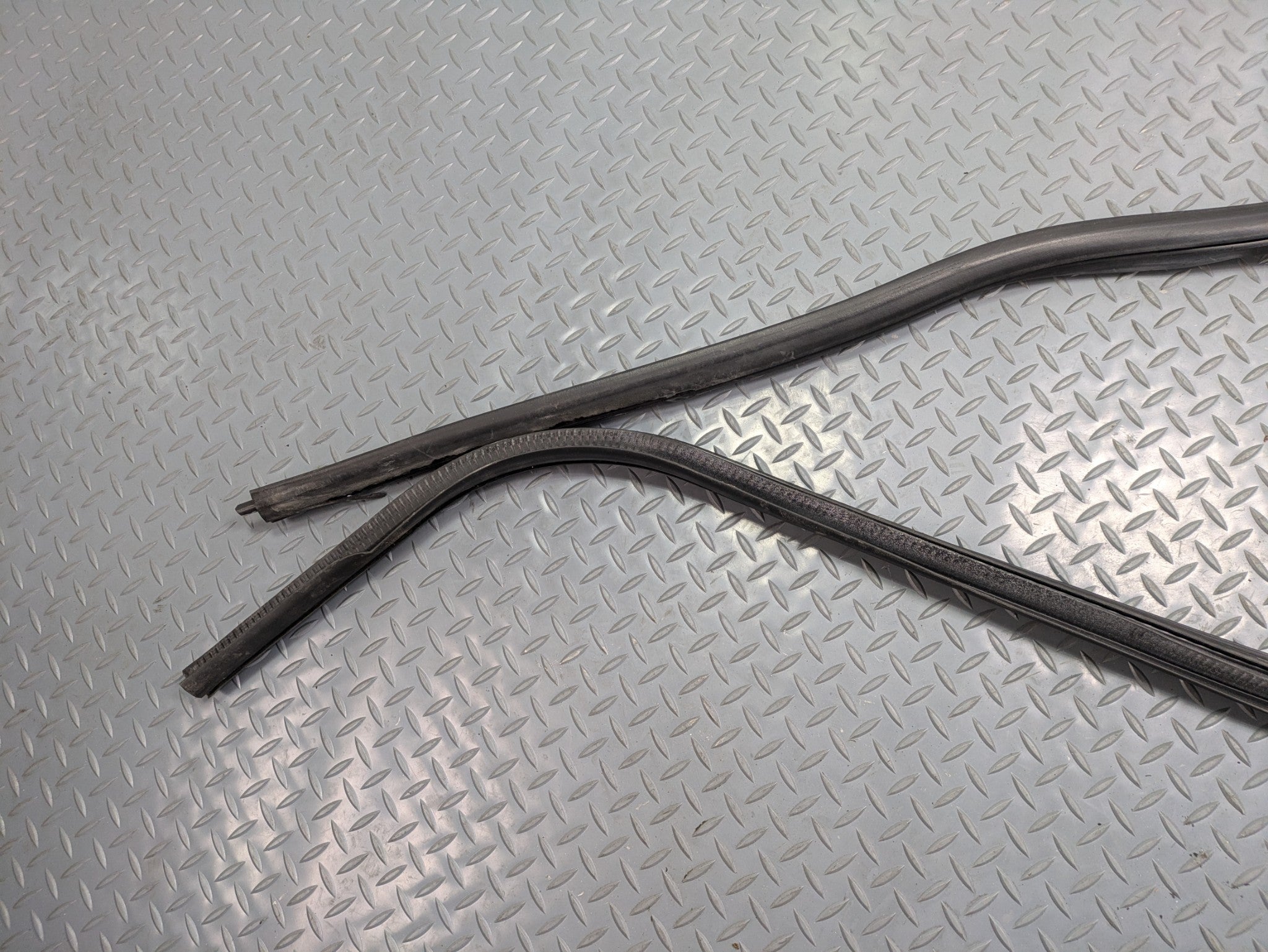 10 - 14 OEM CADILLAC ESCALADE ESV FRONT LEFT SIDE WEATHER STRIPPING DOOR SEAL