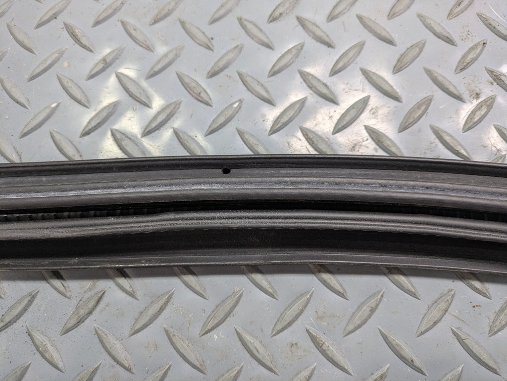 10 - 14 OEM CADILLAC ESCALADE ESV FRONT LEFT SIDE WEATHER STRIPPING DOOR SEAL