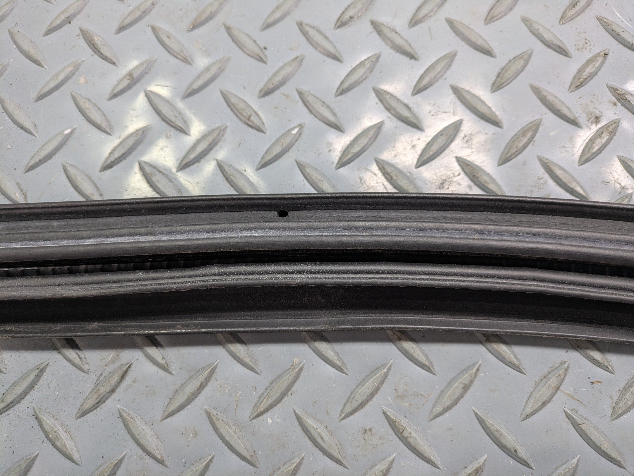 10 - 14 OEM CADILLAC ESCALADE ESV FRONT LEFT SIDE WEATHER STRIPPING DOOR SEAL