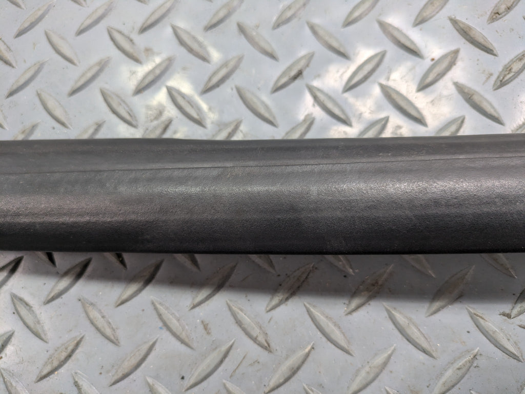 10 - 14 OEM CADILLAC ESCALADE ESV FRONT LEFT SIDE WEATHER STRIPPING DOOR SEAL