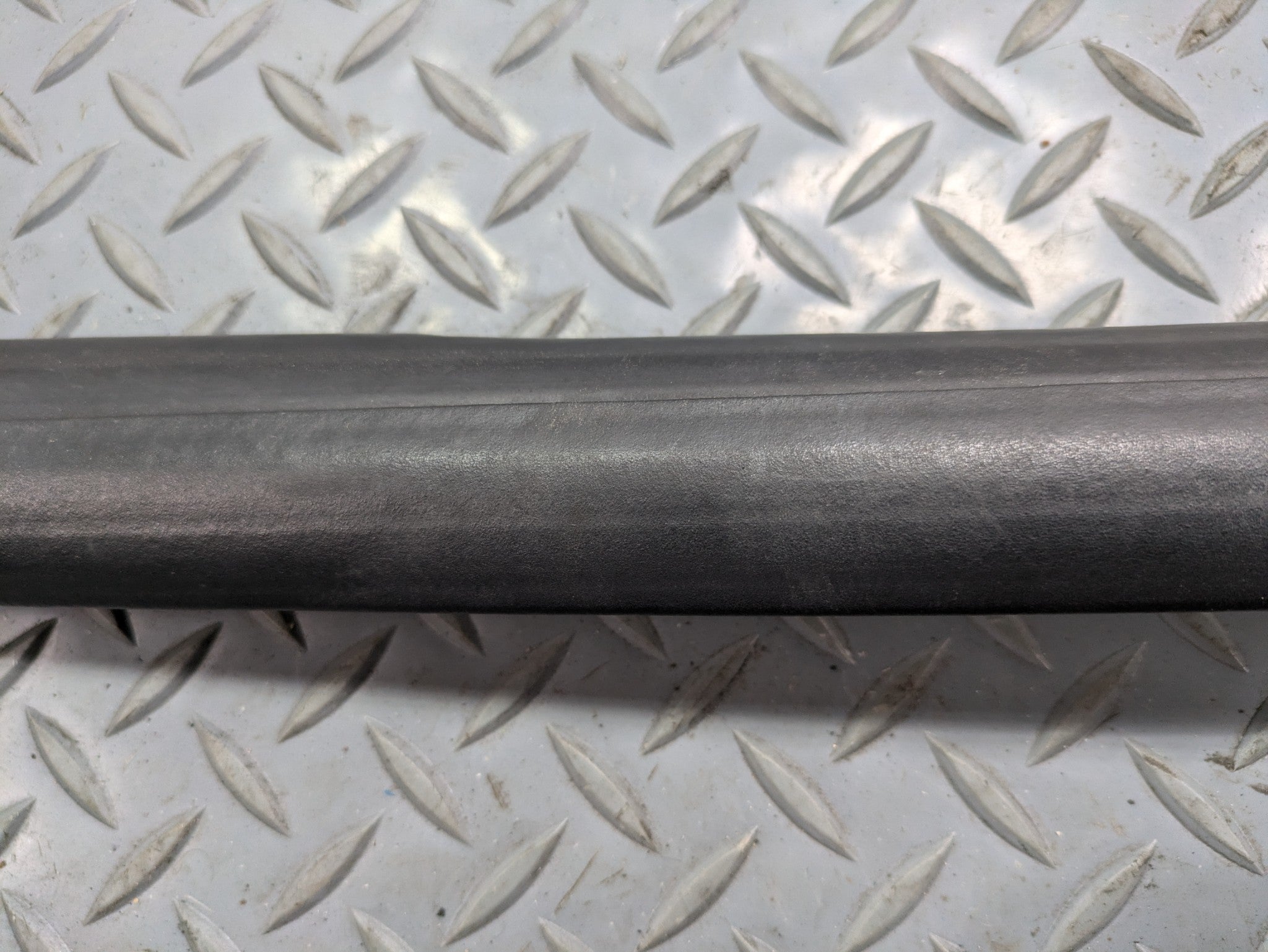 10 - 14 OEM CADILLAC ESCALADE ESV FRONT LEFT SIDE WEATHER STRIPPING DOOR SEAL