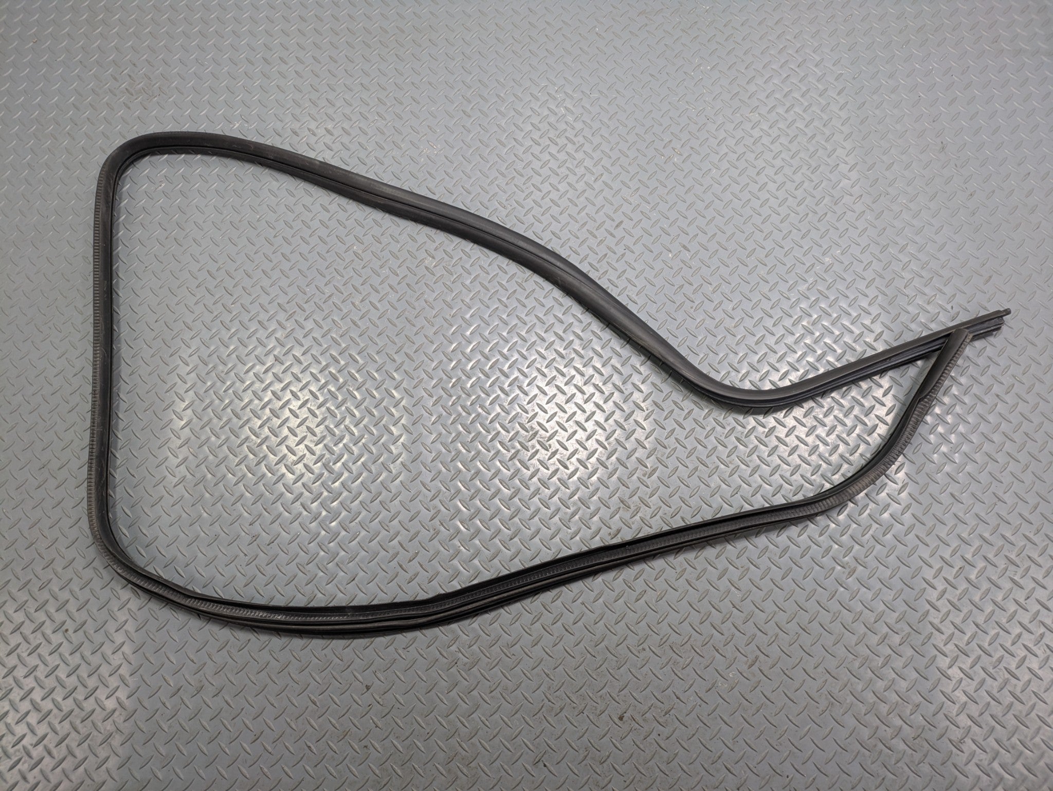 2010 - 2014 OEM CADILLAC ESCALADE ESV REAR LEFT SIDE WEATHER STRIPPING DOOR SEAL
