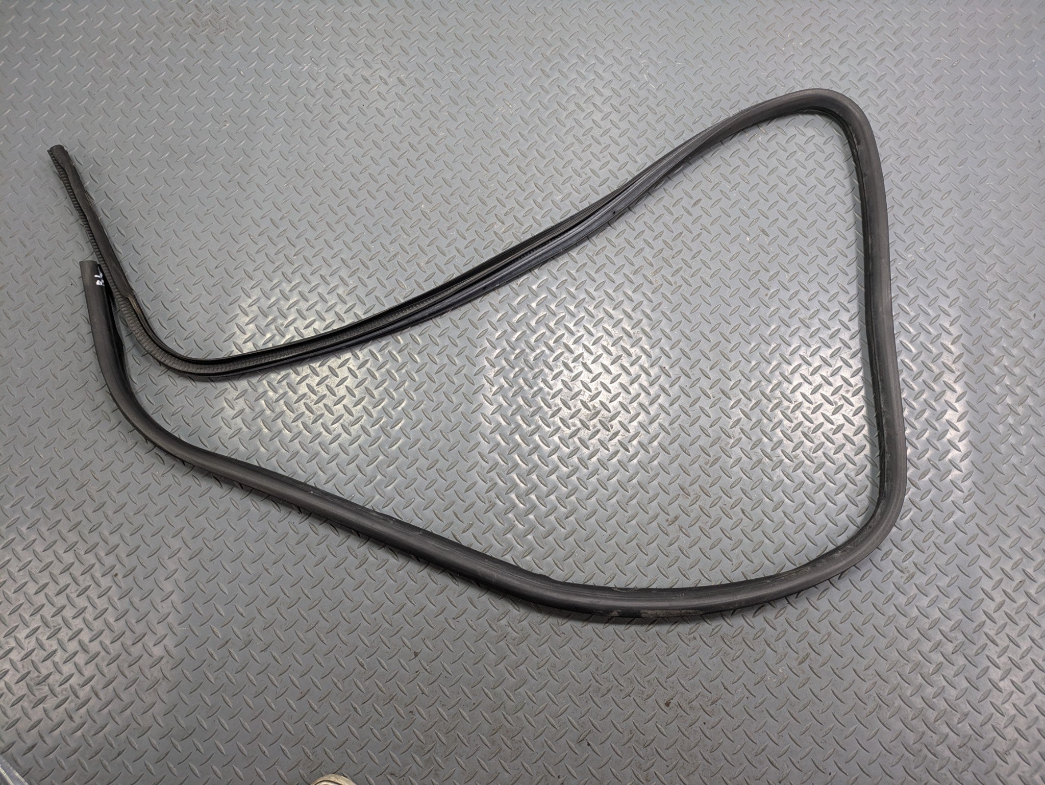 2010 - 2014 OEM CADILLAC ESCALADE ESV REAR LEFT SIDE WEATHER STRIPPING DOOR SEAL