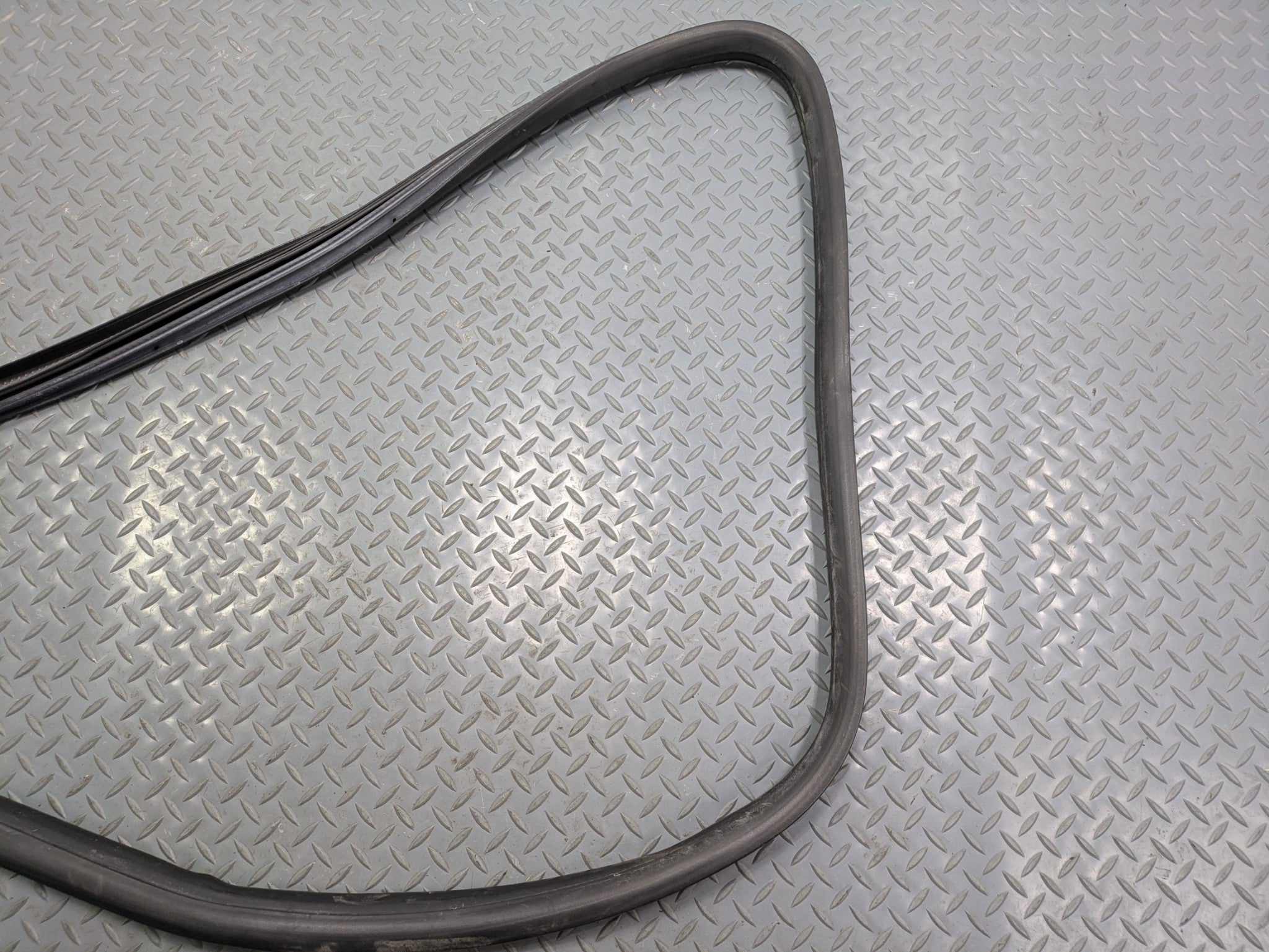 2010 - 2014 OEM CADILLAC ESCALADE ESV REAR LEFT SIDE WEATHER STRIPPING DOOR SEAL