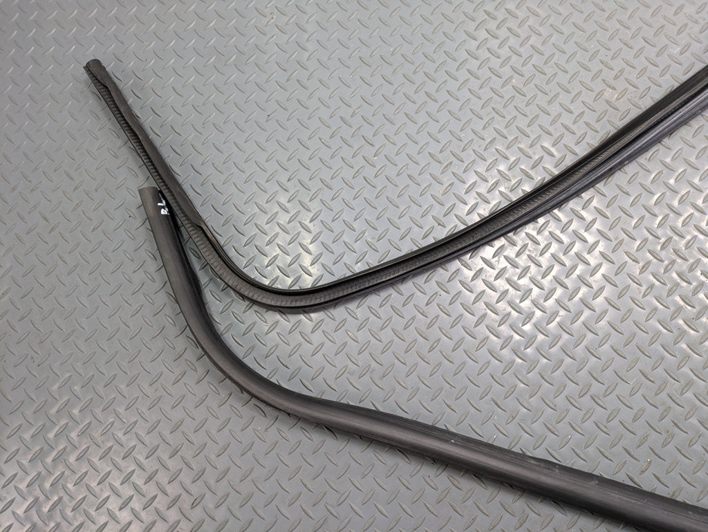 2010 - 2014 OEM CADILLAC ESCALADE ESV REAR LEFT SIDE WEATHER STRIPPING DOOR SEAL
