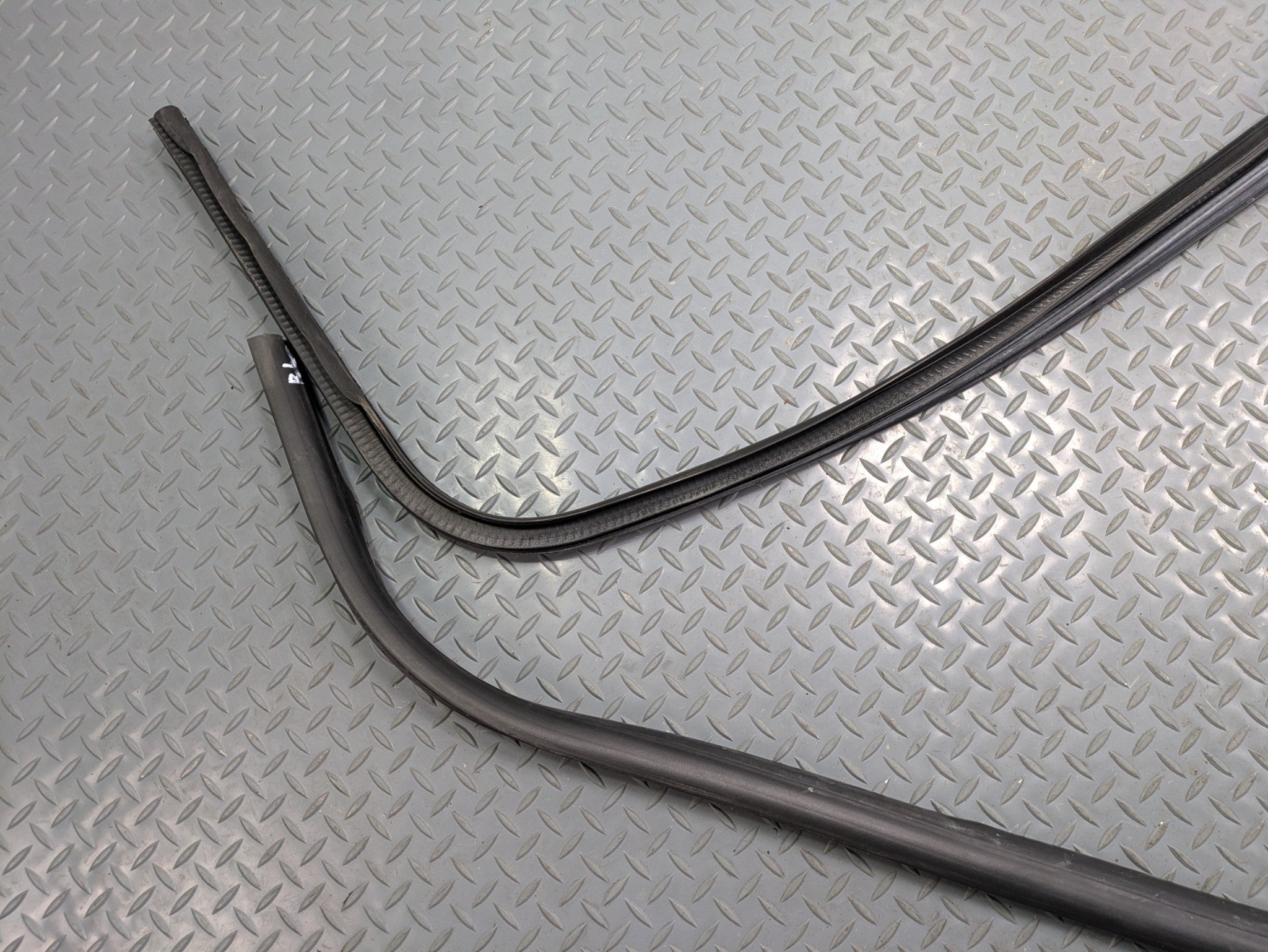 2010 - 2014 OEM CADILLAC ESCALADE ESV REAR LEFT SIDE WEATHER STRIPPING DOOR SEAL