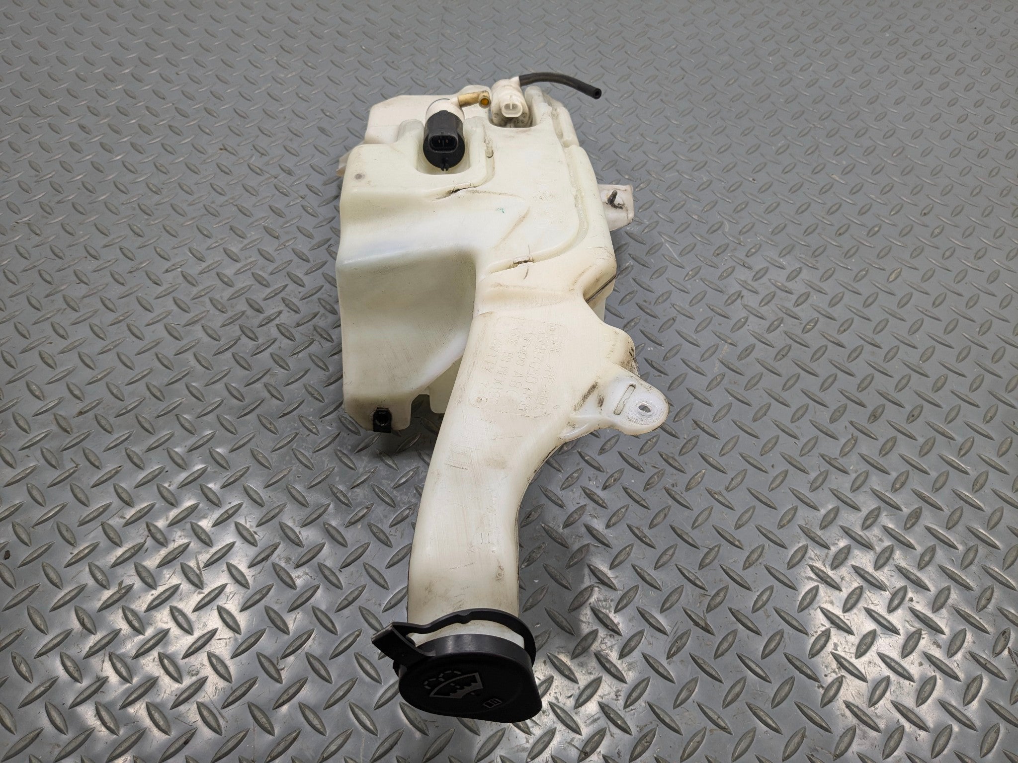 2010 - 2014 OEM CADILLAC ESCALADE ESV WINDSHIELD WASHER BOTTLE RESERVOIR TANK