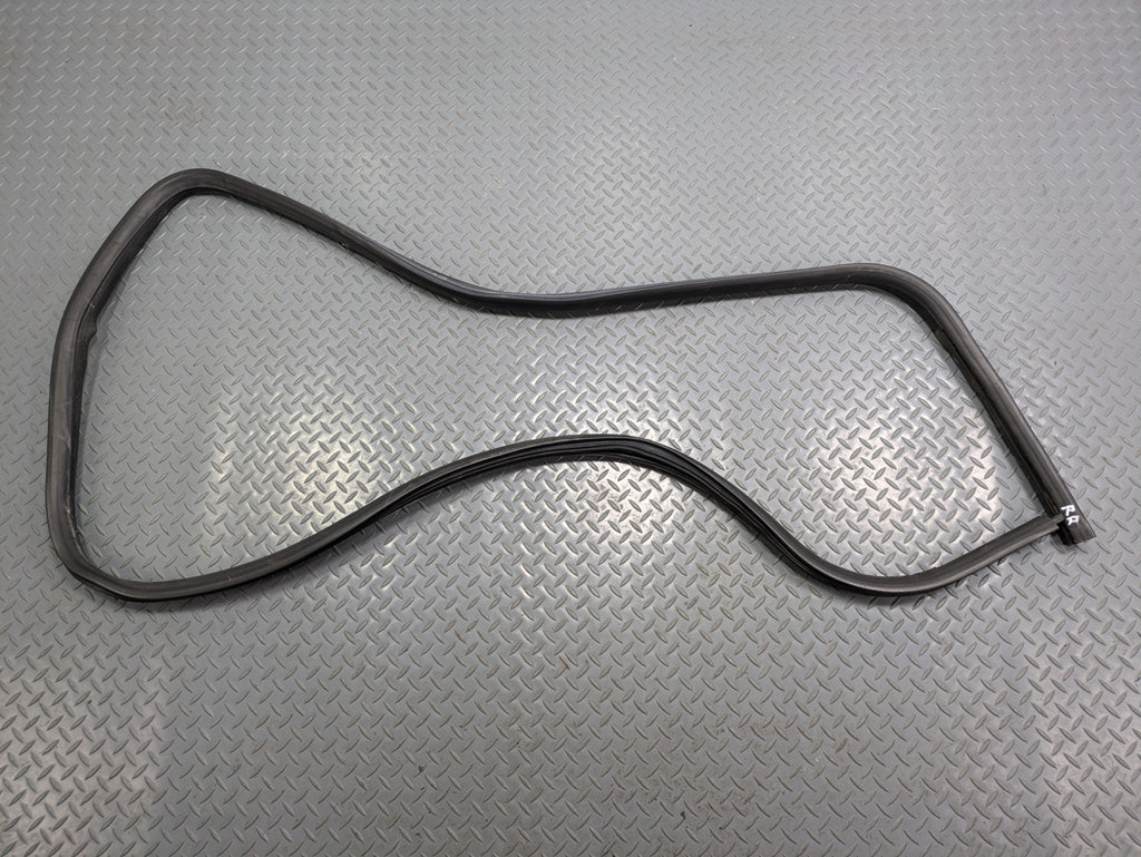10 - 14 OEM CADILLAC ESCALADE ESV REAR RIGHT SIDE WEATHER STRIPPING DOOR SEAL