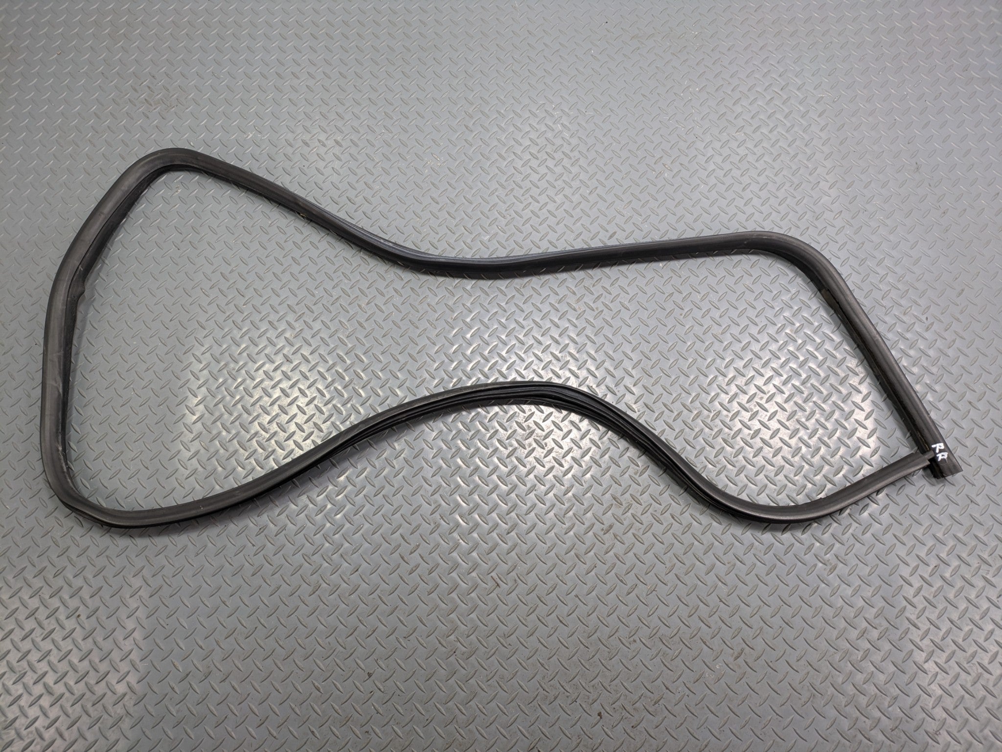 10 - 14 OEM CADILLAC ESCALADE ESV REAR RIGHT SIDE WEATHER STRIPPING DOOR SEAL