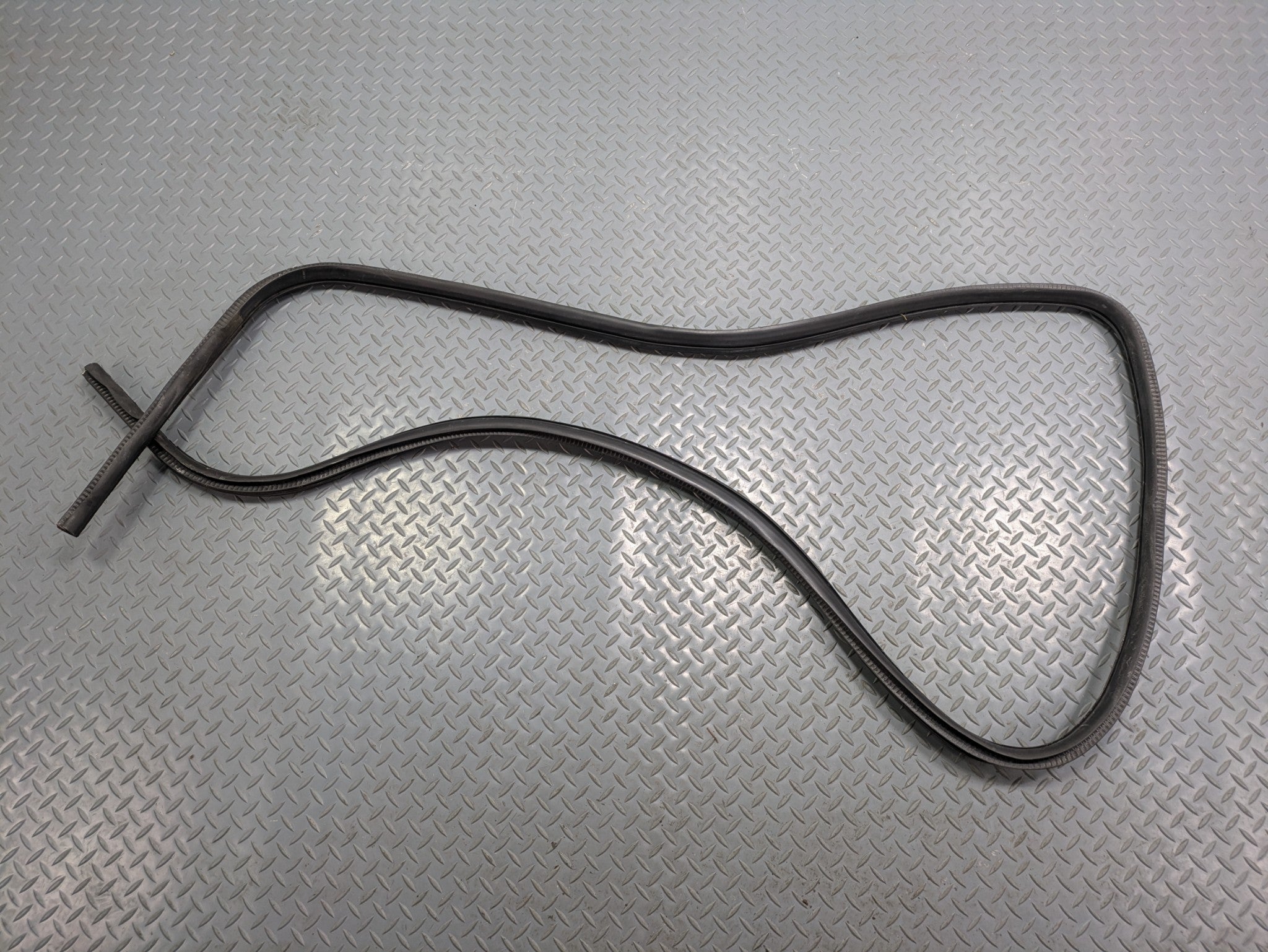 10 - 14 OEM CADILLAC ESCALADE ESV REAR RIGHT SIDE WEATHER STRIPPING DOOR SEAL