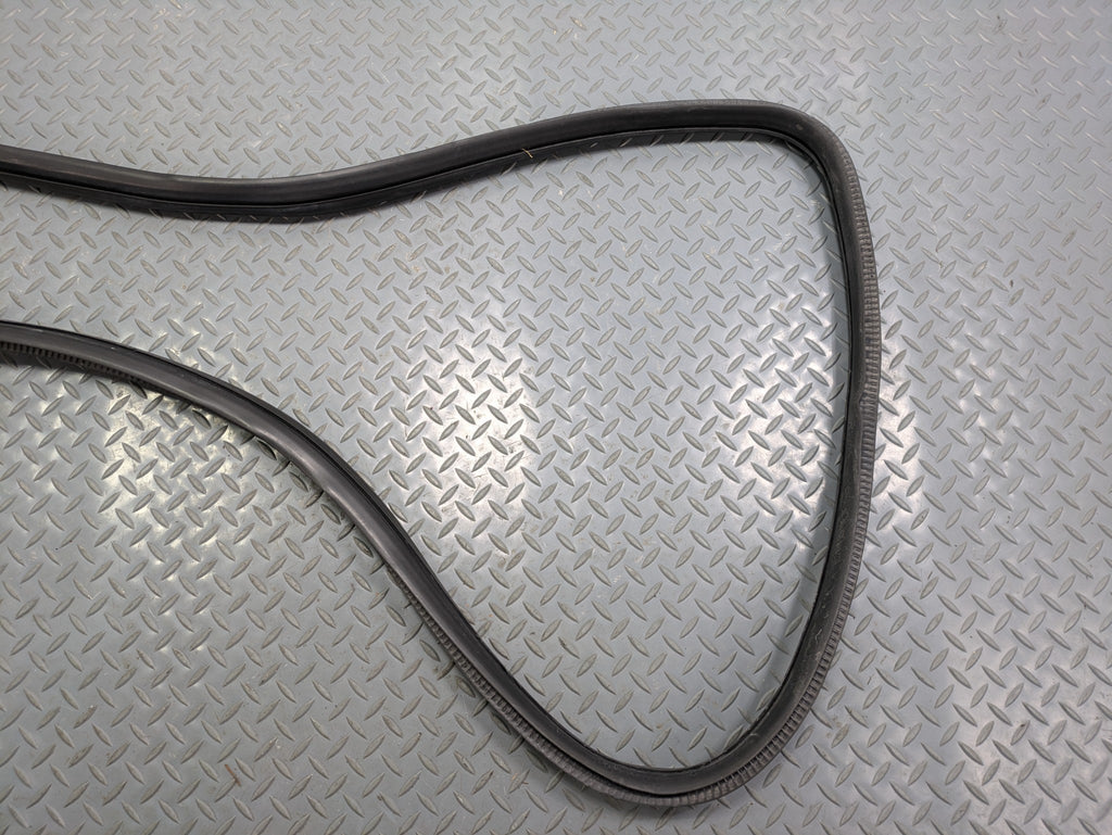 10 - 14 OEM CADILLAC ESCALADE ESV REAR RIGHT SIDE WEATHER STRIPPING DOOR SEAL