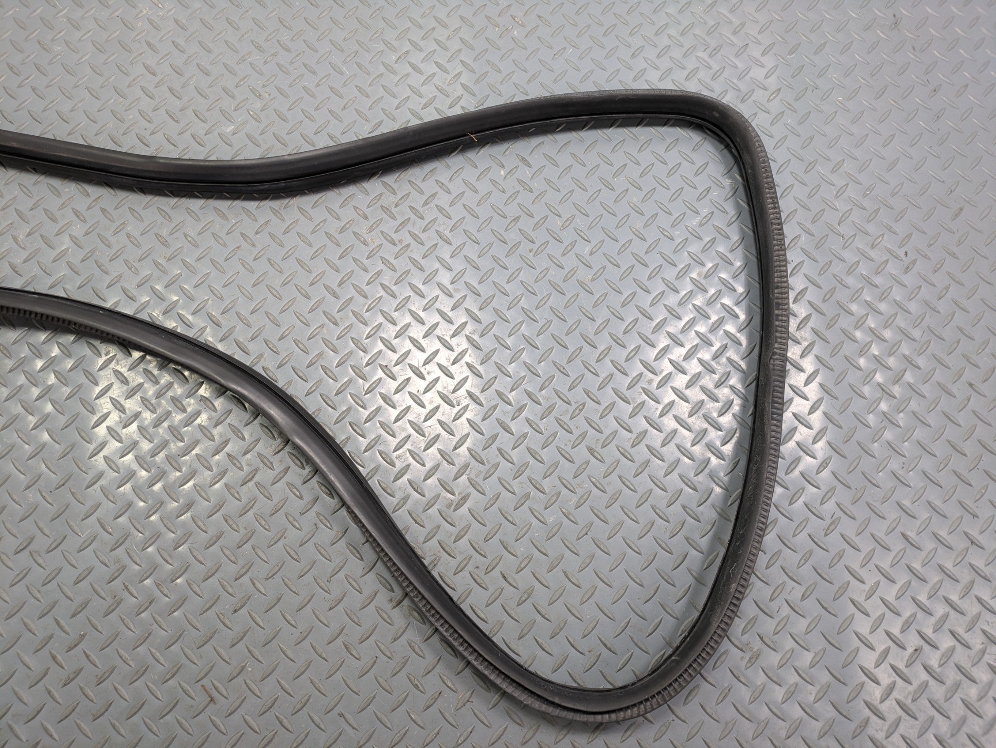 10 - 14 OEM CADILLAC ESCALADE ESV REAR RIGHT SIDE WEATHER STRIPPING DOOR SEAL