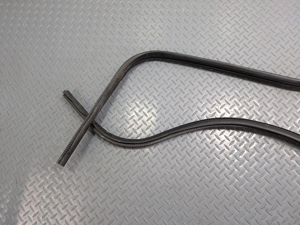 10 - 14 OEM CADILLAC ESCALADE ESV REAR RIGHT SIDE WEATHER STRIPPING DOOR SEAL