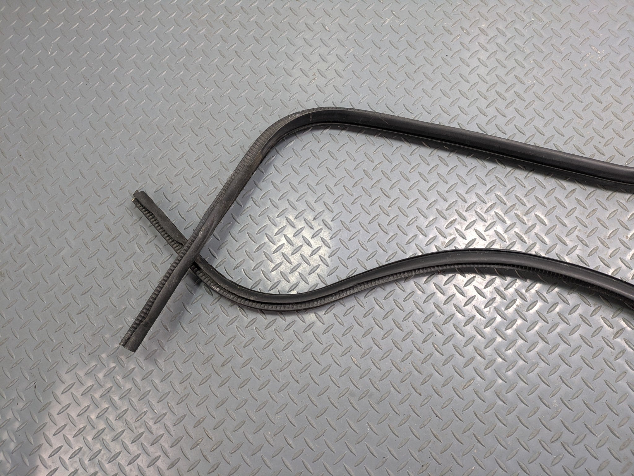 10 - 14 OEM CADILLAC ESCALADE ESV REAR RIGHT SIDE WEATHER STRIPPING DOOR SEAL