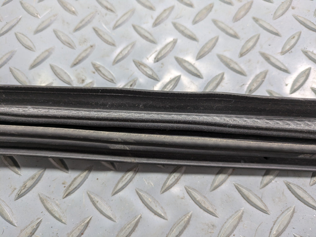 10 - 14 OEM CADILLAC ESCALADE ESV REAR RIGHT SIDE WEATHER STRIPPING DOOR SEAL