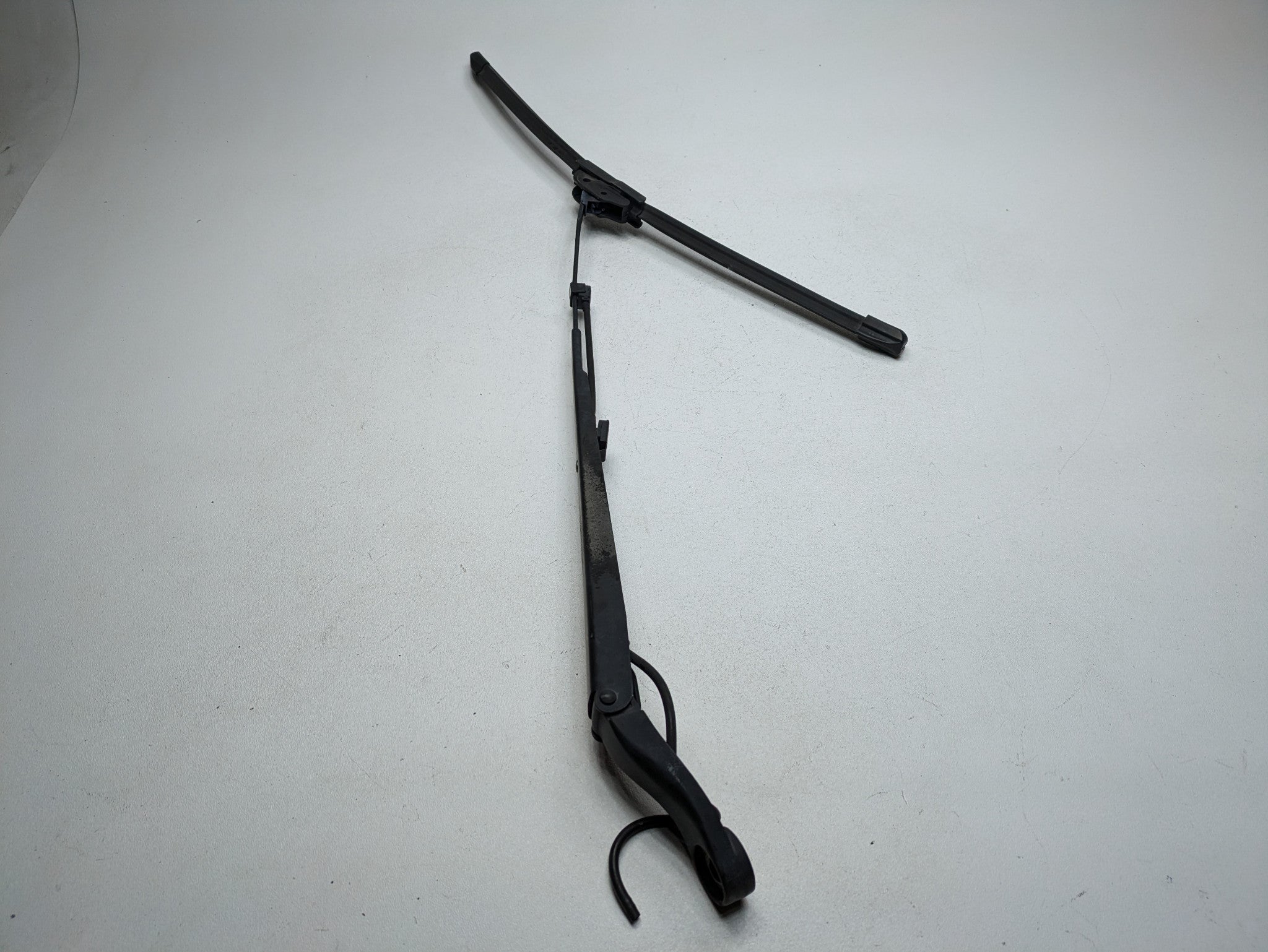 2010 - 2014 OEM CADILLAC ESCALADE ESV FRONT RIGHT PASSENGER WINDSHIELD WIPER ARM