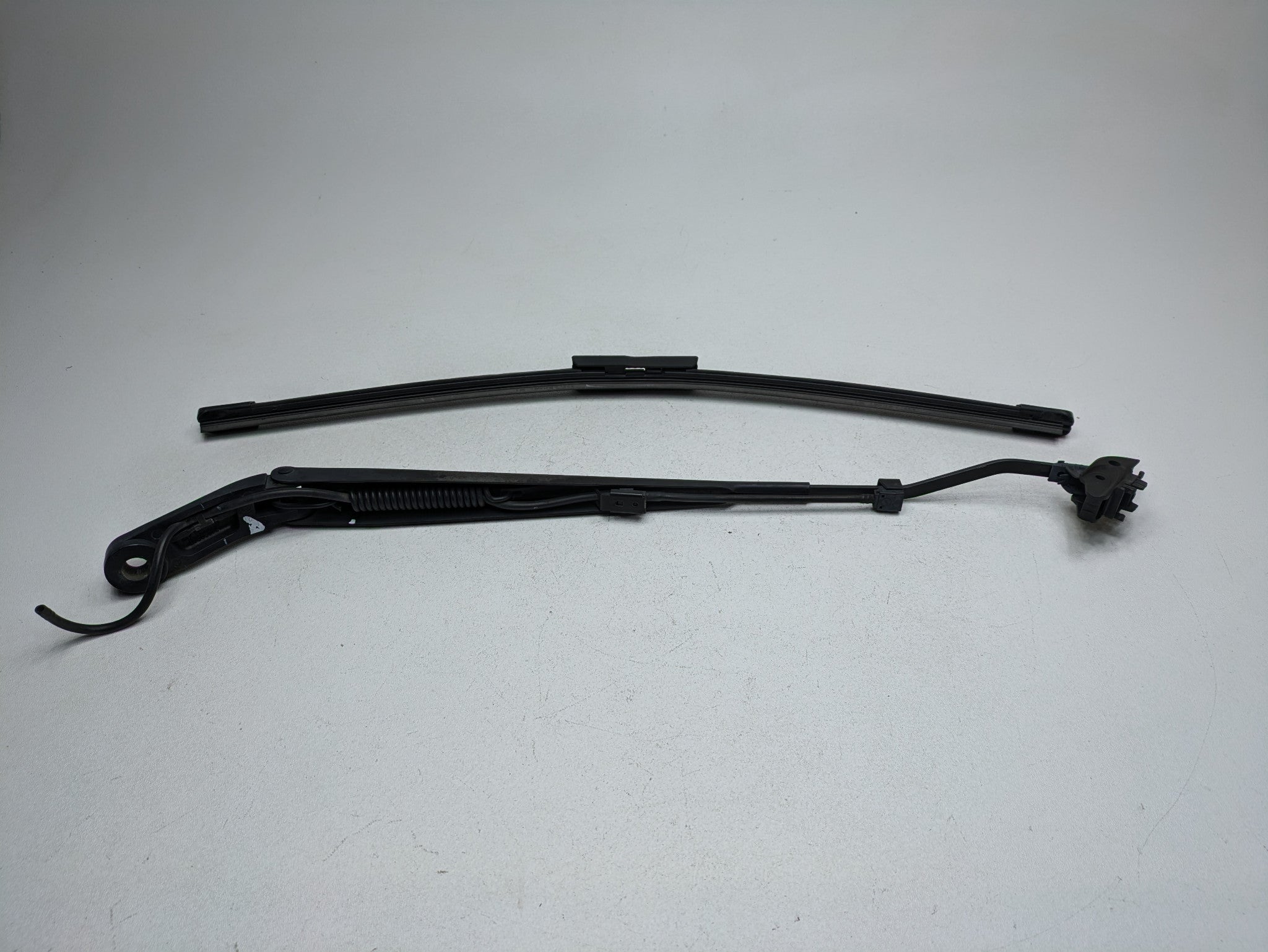 2010 - 2014 OEM CADILLAC ESCALADE ESV FRONT RIGHT PASSENGER WINDSHIELD WIPER ARM