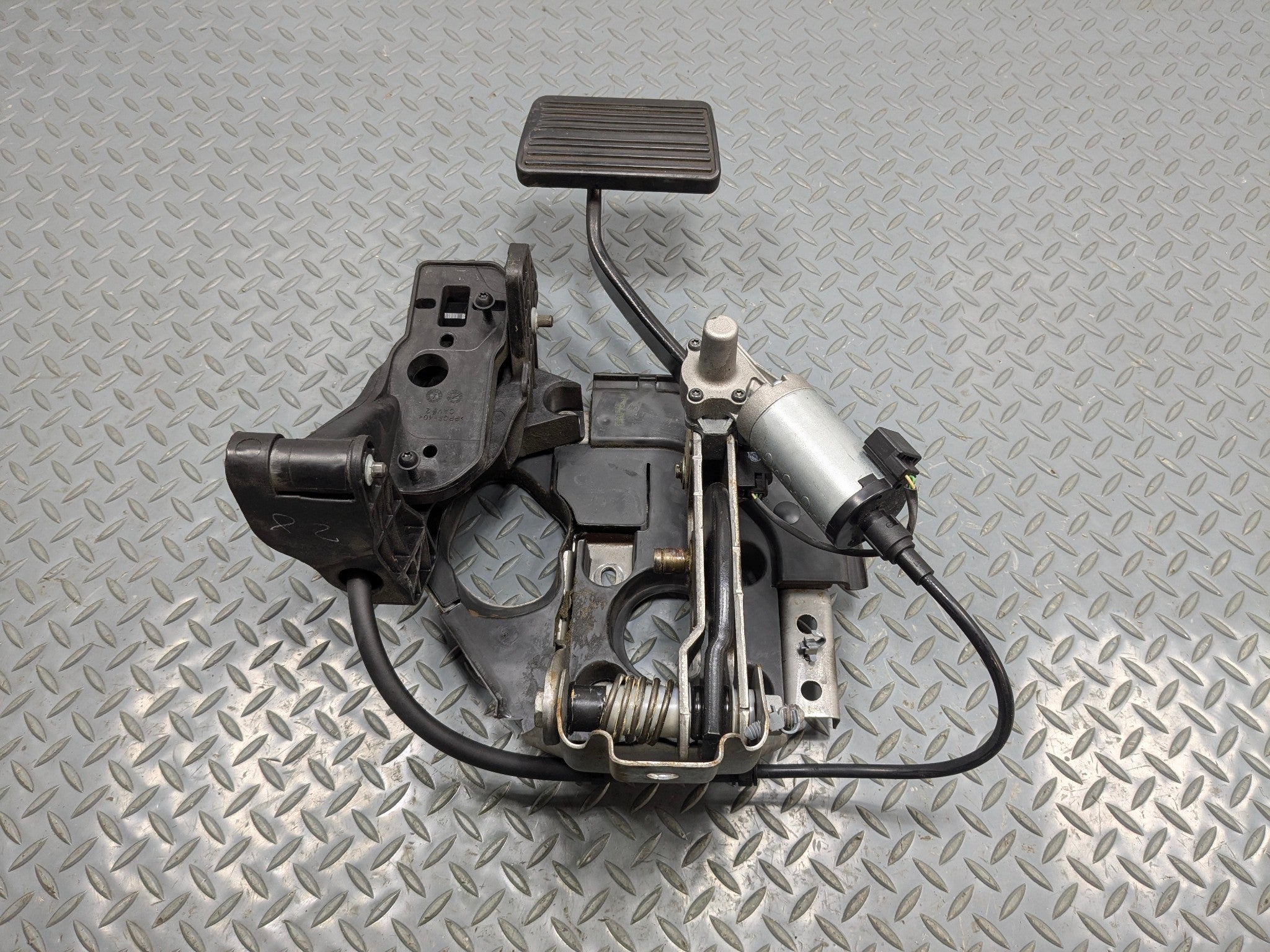 2010 - 2014 OEM CADILLAC ESCALADE ESV PARKING BRAKE STOP PEDAL PAD ASSEMBLY
