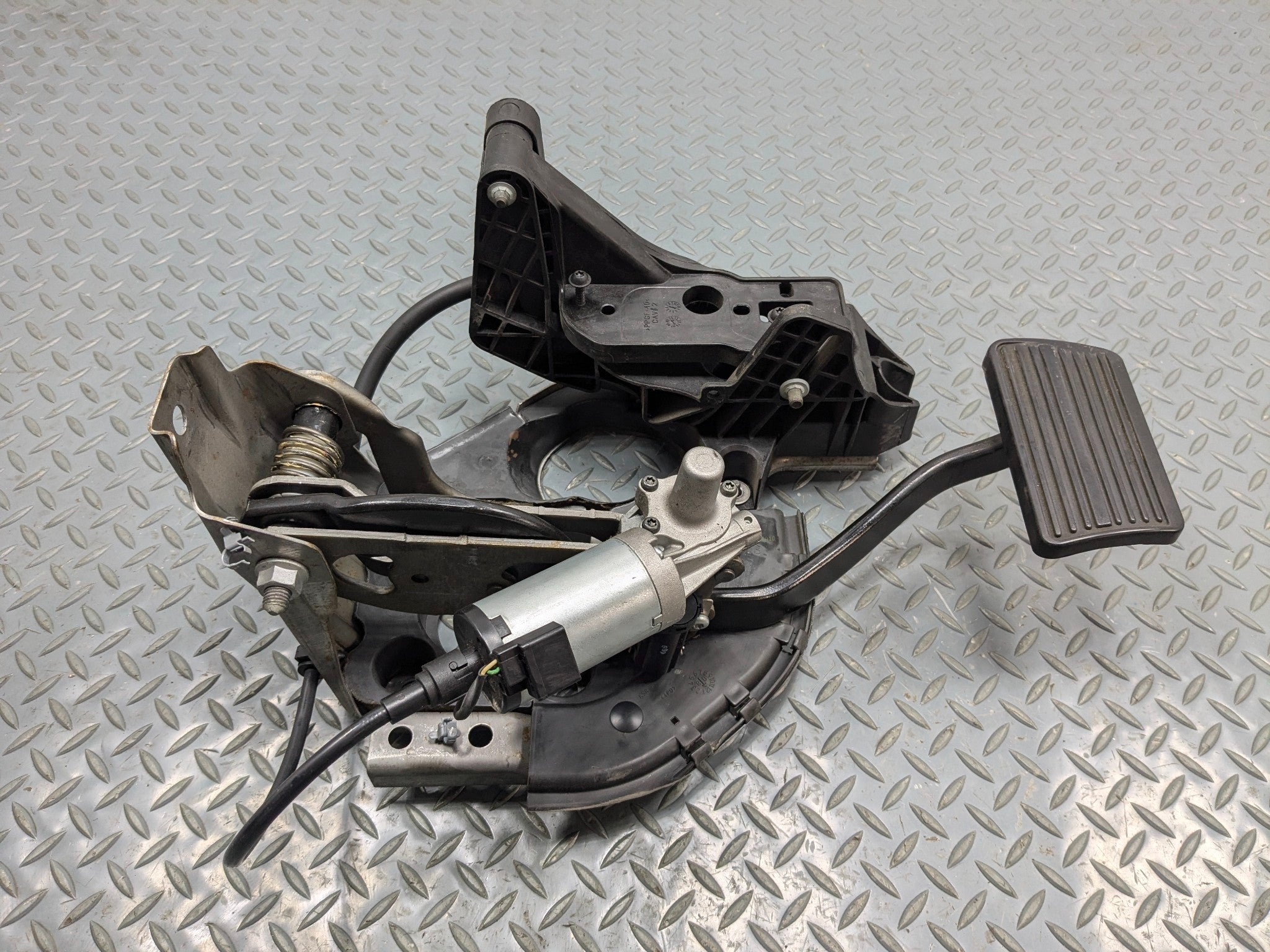 2010 - 2014 OEM CADILLAC ESCALADE ESV PARKING BRAKE STOP PEDAL PAD ASSEMBLY