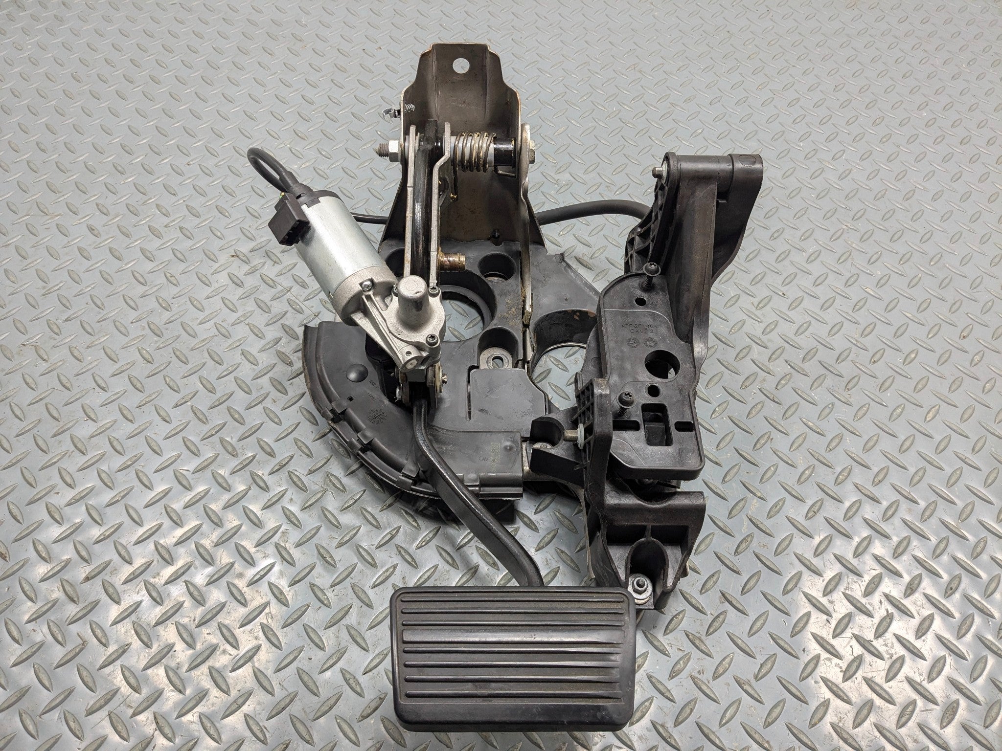 2010 - 2014 OEM CADILLAC ESCALADE ESV PARKING BRAKE STOP PEDAL PAD ASSEMBLY