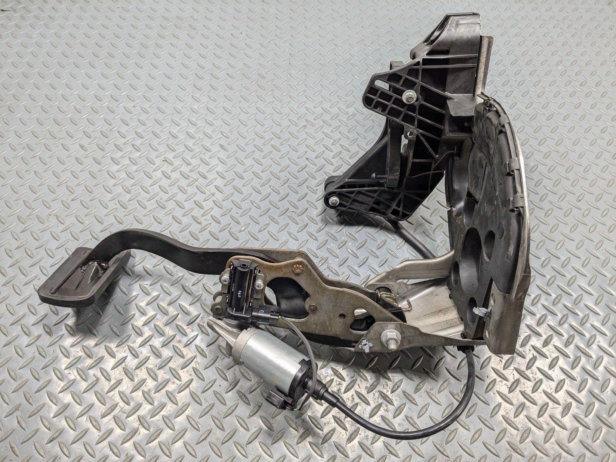 2010 - 2014 OEM CADILLAC ESCALADE ESV PARKING BRAKE STOP PEDAL PAD ASSEMBLY